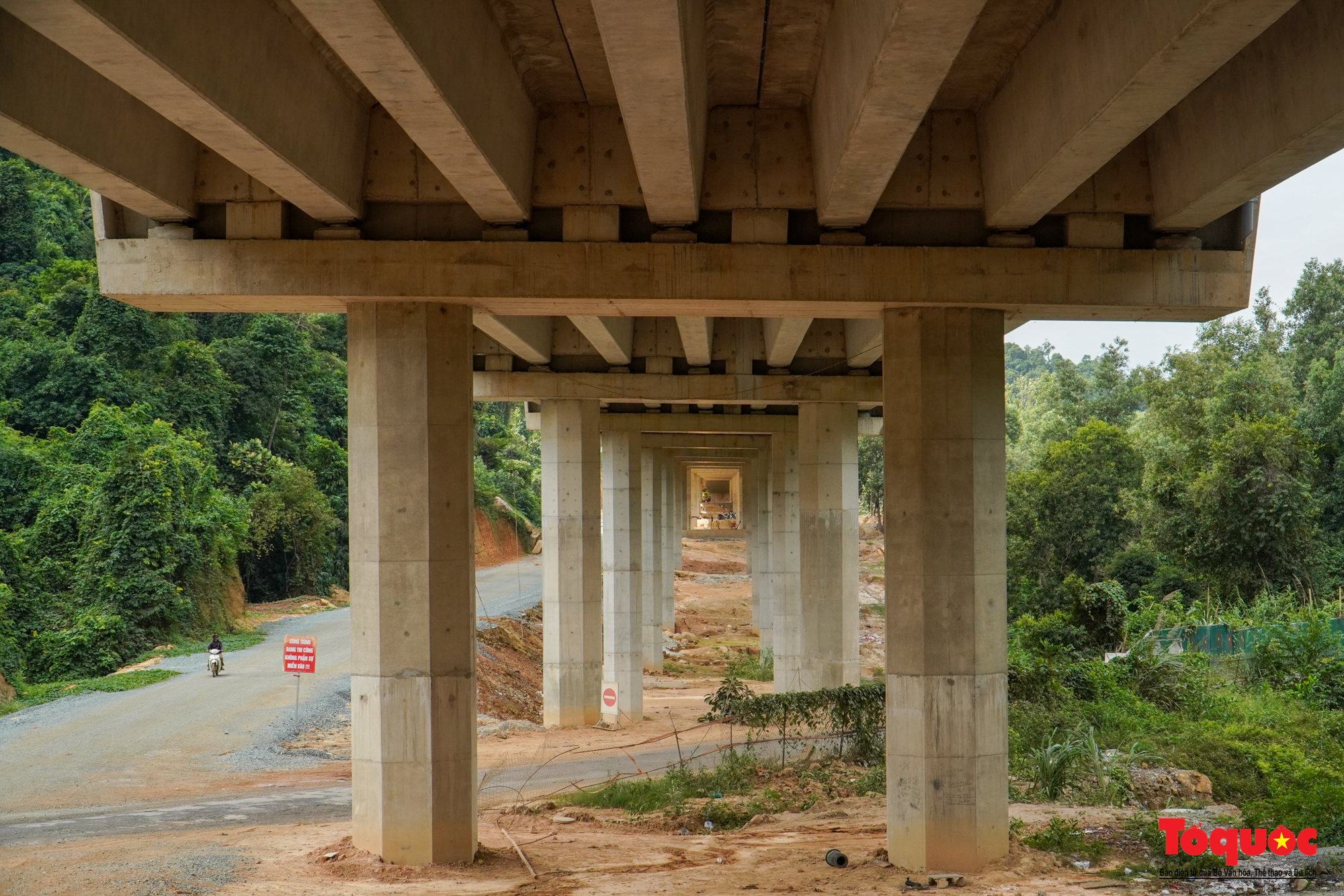 Cầu lớn nhất cao tốc Vân Phong - Nha Trang sau 16 tháng thi công - Ảnh 7.