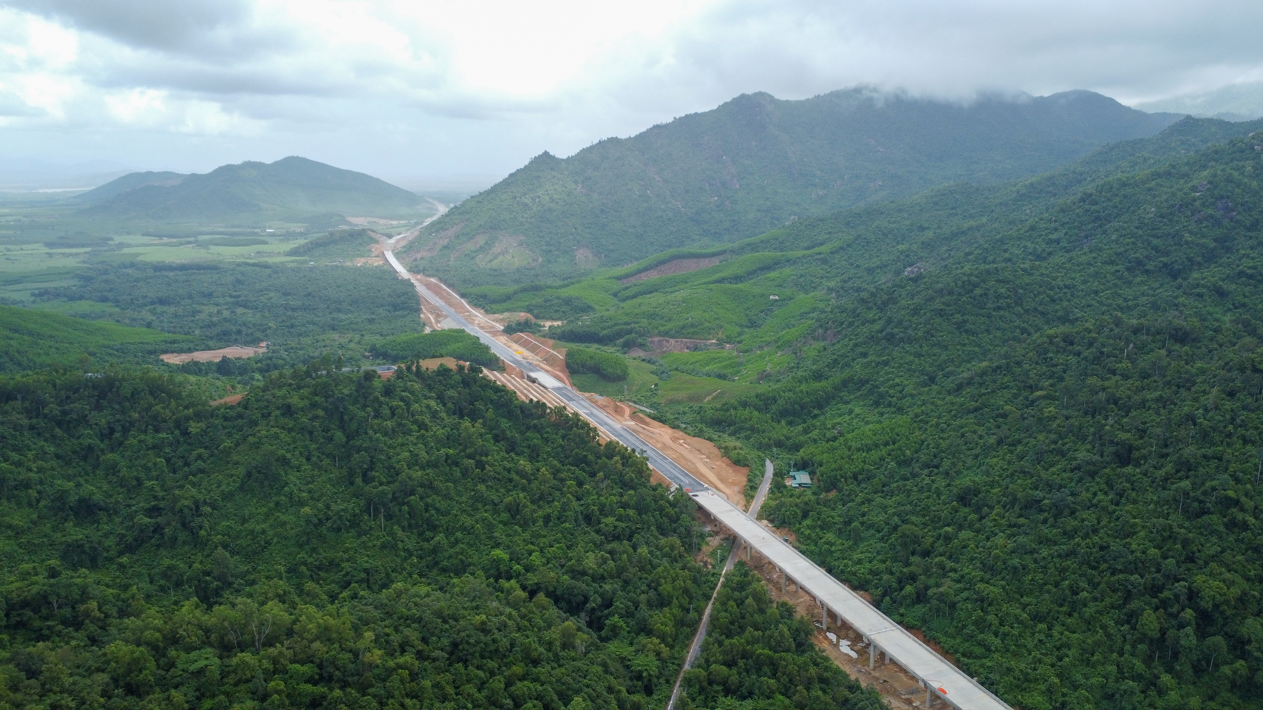 Cầu lớn nhất cao tốc Vân Phong - Nha Trang sau 16 tháng thi công - Ảnh 8.