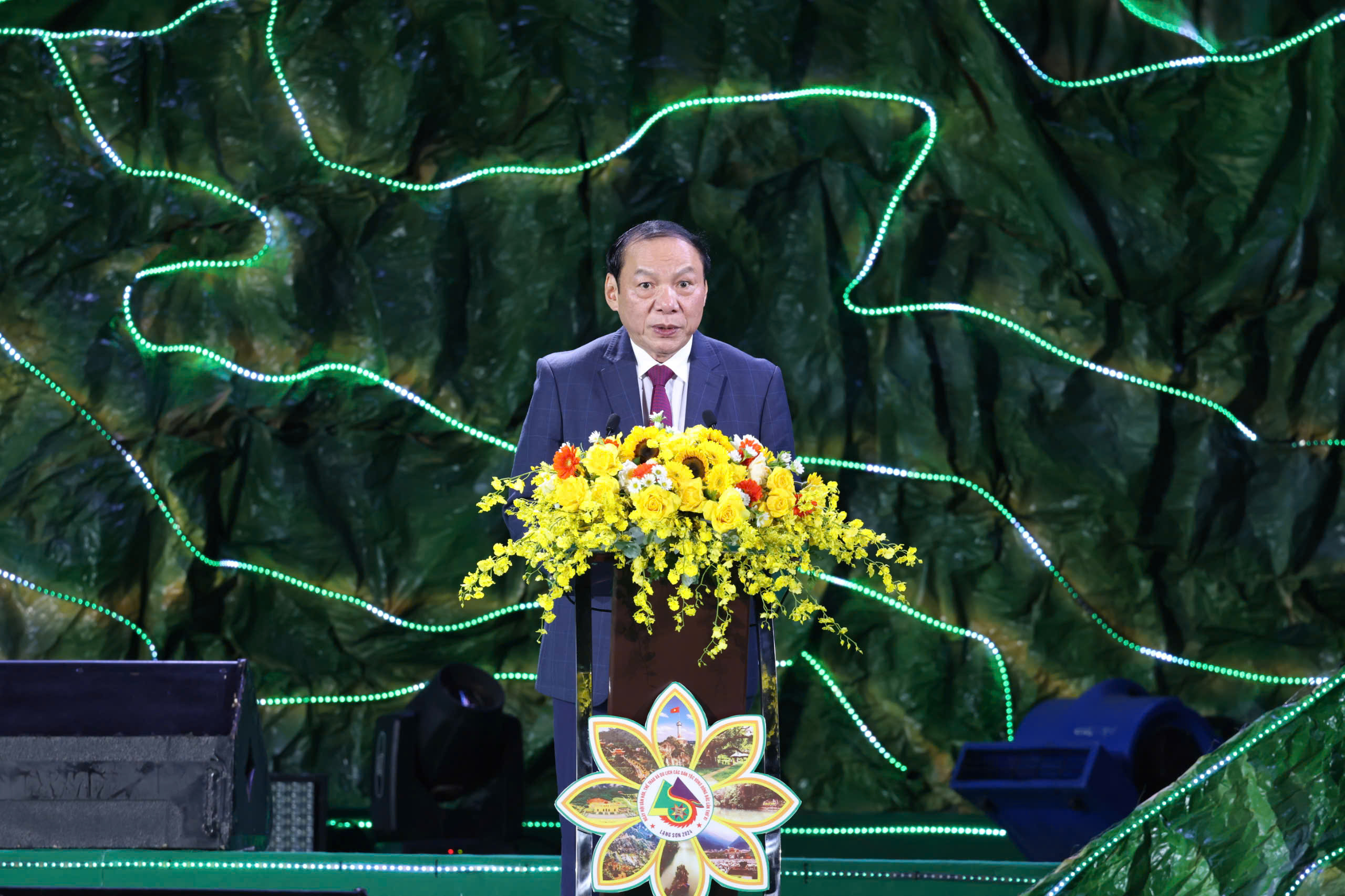 A kulturális eredmények szilárd alapot és előfeltételt teremtenek az északkeleti tartományok és az egész ország számára ahhoz, hogy további erőfeszítéseket tegyenek az új korszakban - 2. kép. Những thành tựu về văn hóa tạo tiền đề, nền tảng vững chắc để các tỉnh vùng Đông Bắc cùng cả nước nỗ lực hơn nữa trong kỷ nguyên mới  - Ảnh 2.