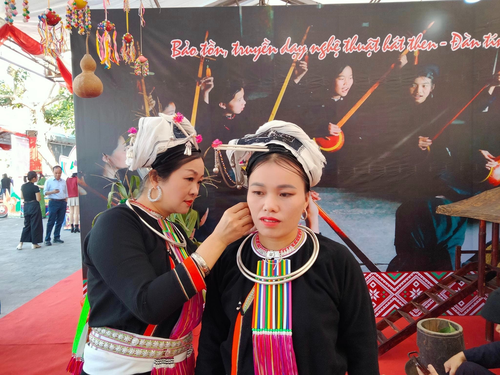 បើកសកម្មភាពវប្បធម៌ កីឡា និងទេសចរណ៍ពិសេសរបស់ជនជាតិភាគឦសាន - រូបថត ៤. Khai mạc các hoạt động văn hóa, thể thao và du lịch đặc sắc của các dân tộc vùng Đông Bắc  - Ảnh 4.