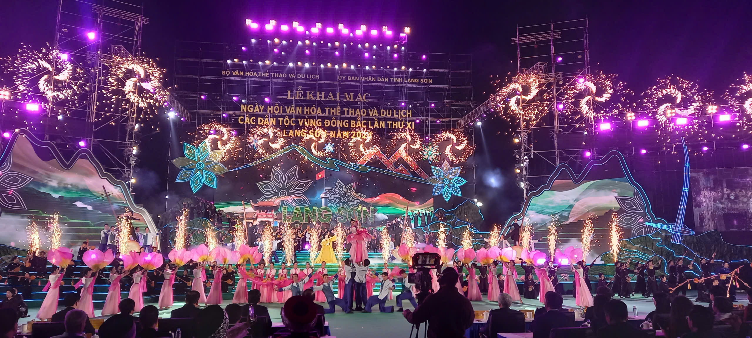 A kulturális eredmények előfeltételt és szilárd alapot teremtenek az északkeleti tartományok és az egész ország számára ahhoz, hogy további erőfeszítéseket tegyenek az új korszakban - 4. kép. Những thành tựu về văn hóa tạo tiền đề, nền tảng vững chắc để các tỉnh vùng Đông Bắc cùng cả nước nỗ lực hơn nữa trong kỷ nguyên mới  - Ảnh 4.