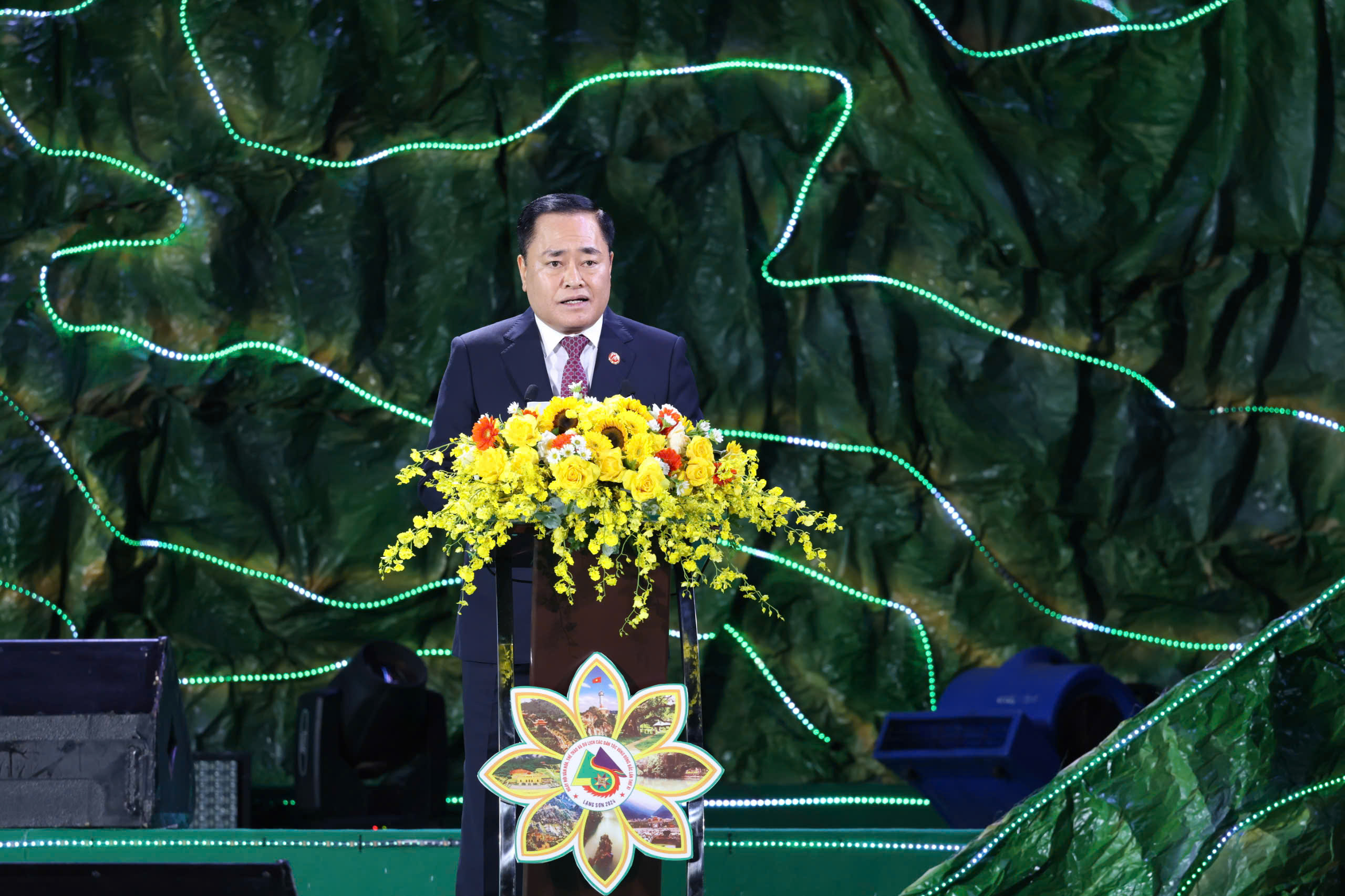 A kulturális eredmények szilárd alapot és előfeltételt teremtenek az északkeleti tartományok és az egész ország számára ahhoz, hogy további erőfeszítéseket tegyenek az új korszakban - 3. kép. Những thành tựu về văn hóa tạo tiền đề, nền tảng vững chắc để các tỉnh vùng Đông Bắc cùng cả nước nỗ lực hơn nữa trong kỷ nguyên mới  - Ảnh 3.