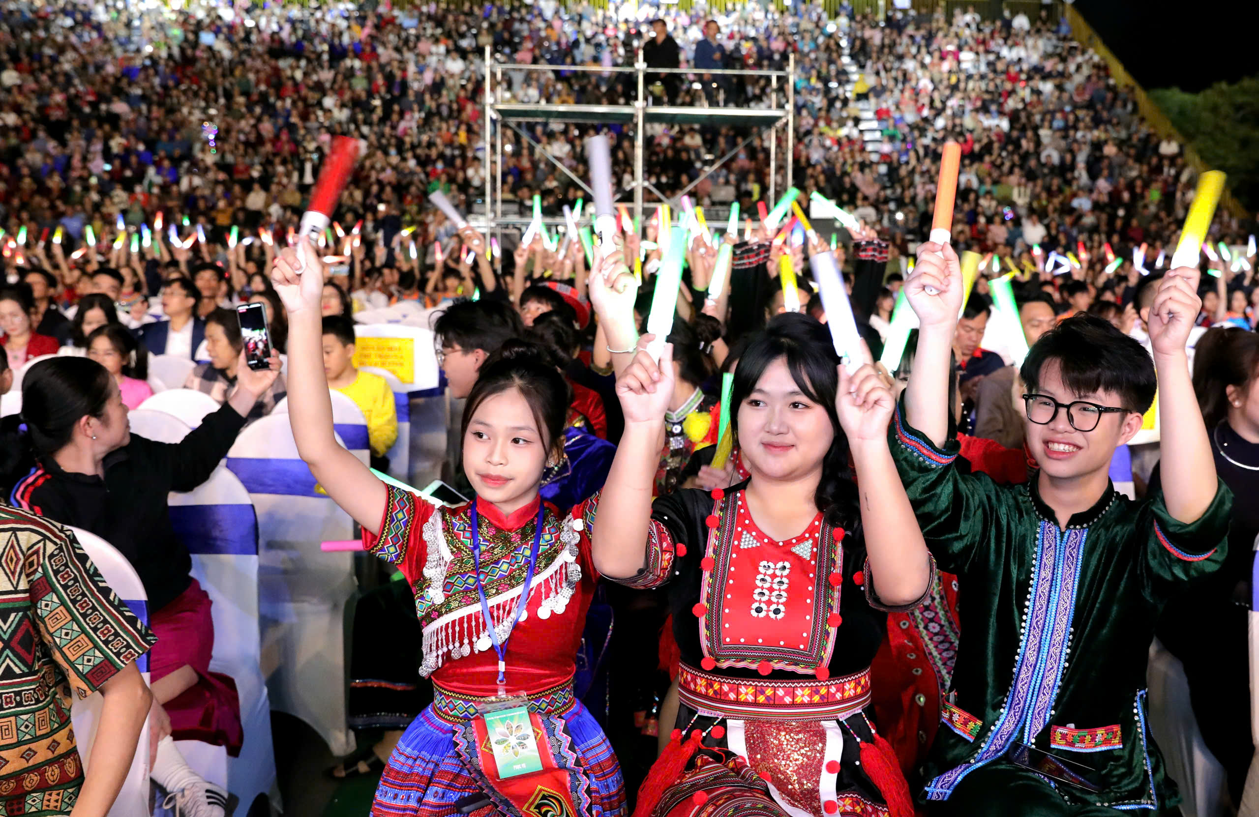 A kulturális eredmények szilárd alapot és előfeltételt teremtenek az északkeleti tartományok és az egész ország számára ahhoz, hogy további erőfeszítéseket tegyenek az új korszakban - 7. kép. Những thành tựu về văn hóa tạo tiền đề, nền tảng vững chắc để các tỉnh vùng Đông Bắc cùng cả nước nỗ lực hơn nữa trong kỷ nguyên mới  - Ảnh 7.