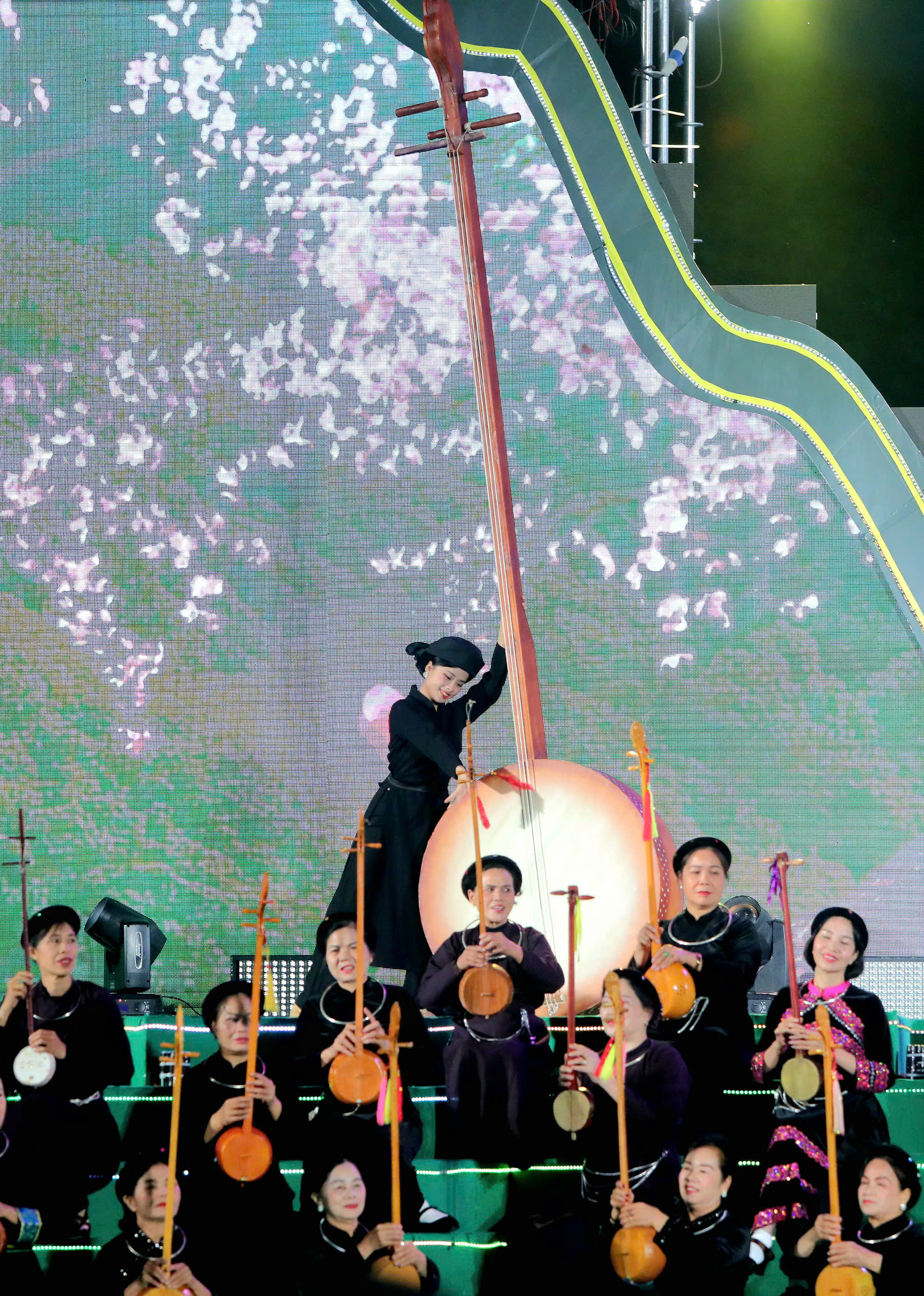 A kulturális eredmények előfeltételt és szilárd alapot teremtenek az északkeleti tartományok és az egész ország számára ahhoz, hogy további erőfeszítéseket tegyenek az új korszakban - 6. kép. Những thành tựu về văn hóa tạo tiền đề, nền tảng vững chắc để các tỉnh vùng Đông Bắc cùng cả nước nỗ lực hơn nữa trong kỷ nguyên mới  - Ảnh 6.