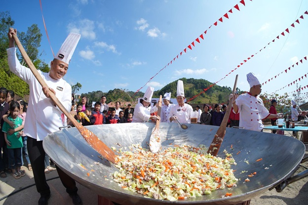 CHIN-SU mang chảo cơm có thịt đặc biệt lên vùng cao “tiếp sức học trò, tiếp lửa thầy cô” nhân dịp 20/11 - Ảnh 4.