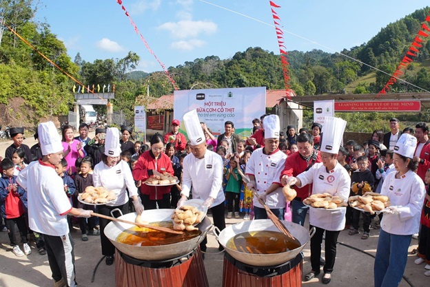 CHIN-SU mang chảo cơm có thịt đặc biệt lên vùng cao “tiếp sức học trò, tiếp lửa thầy cô” nhân dịp 20/11 - Ảnh 5.