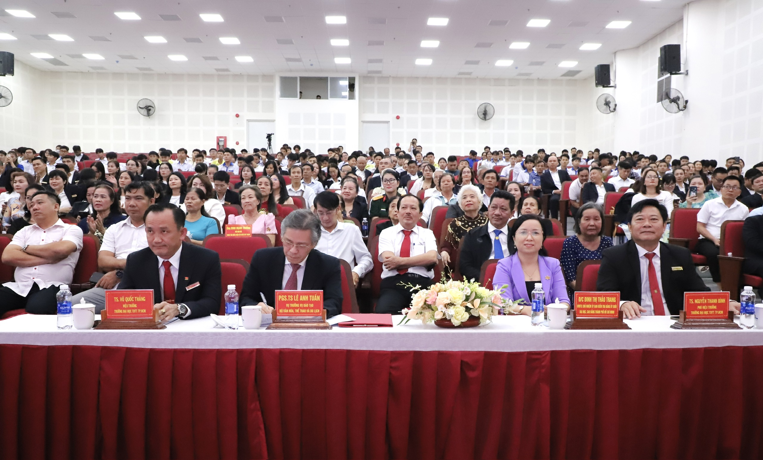 Trường Đại học Thể dục Thể thao TP.HCM kỷ niệm 20/11 và vinh dự đón nhận Cờ thi đua của Chính phủ - Ảnh 3. Trường Đại học Thể dục Thể thao TP.HCM kỷ niệm 20/11 và vinh dự đón nhận Cờ thi đua của Chính phủ - Ảnh 3.