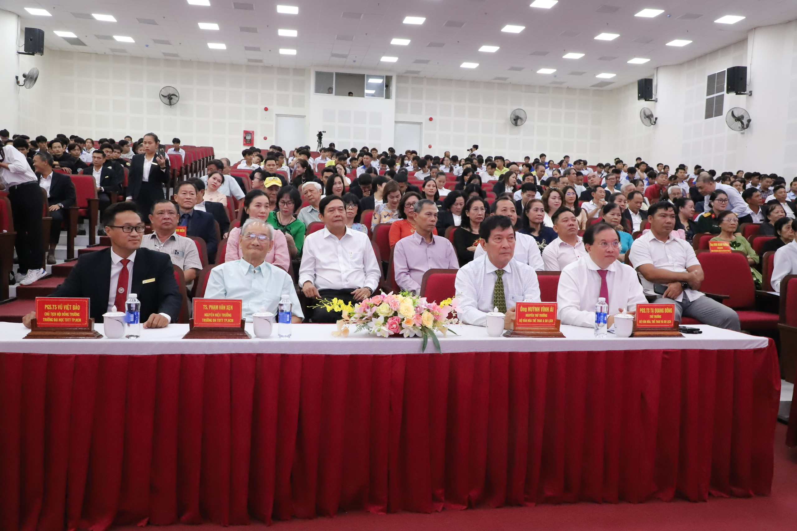 Trường Đại học Thể dục Thể thao TP.HCM kỷ niệm 20/11 và vinh dự đón nhận Cờ thi đua của Chính phủ - Ảnh 2. Trường Đại học Thể dục Thể thao TP.HCM kỷ niệm 20/11 và vinh dự đón nhận Cờ thi đua của Chính phủ - Ảnh 2.