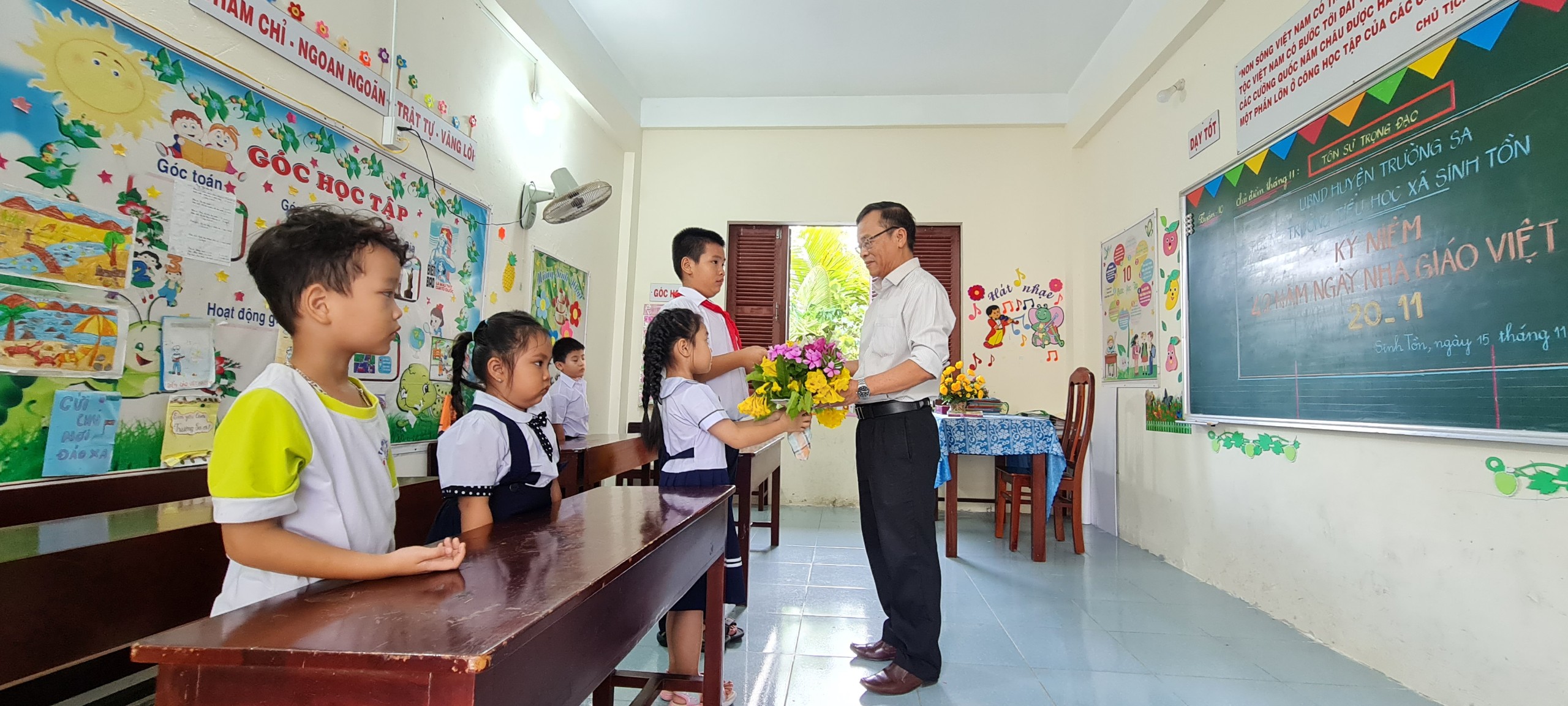 Truong Sa szigetének kerülete háláját fejezi ki a tanároknak - 2. kép. Huyện đảo Trường Sa tri ân các nhà giáo - Ảnh 2.