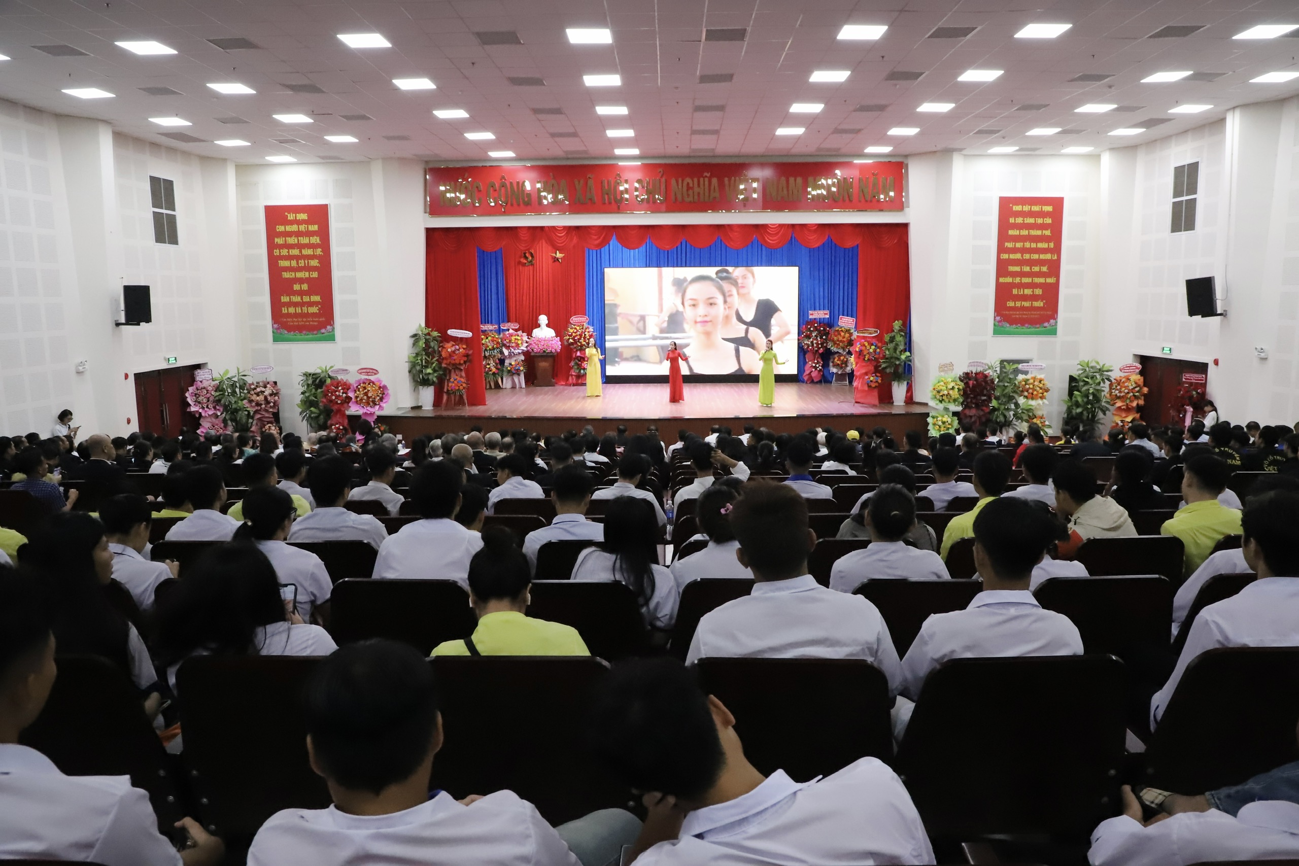 Trường Đại học Thể dục Thể thao TP.HCM kỷ niệm 20/11 và vinh dự đón nhận Cờ thi đua của Chính phủ - Ảnh 15. Trường Đại học Thể dục Thể thao TP.HCM kỷ niệm 20/11 và vinh dự đón nhận Cờ thi đua của Chính phủ - Ảnh 15.