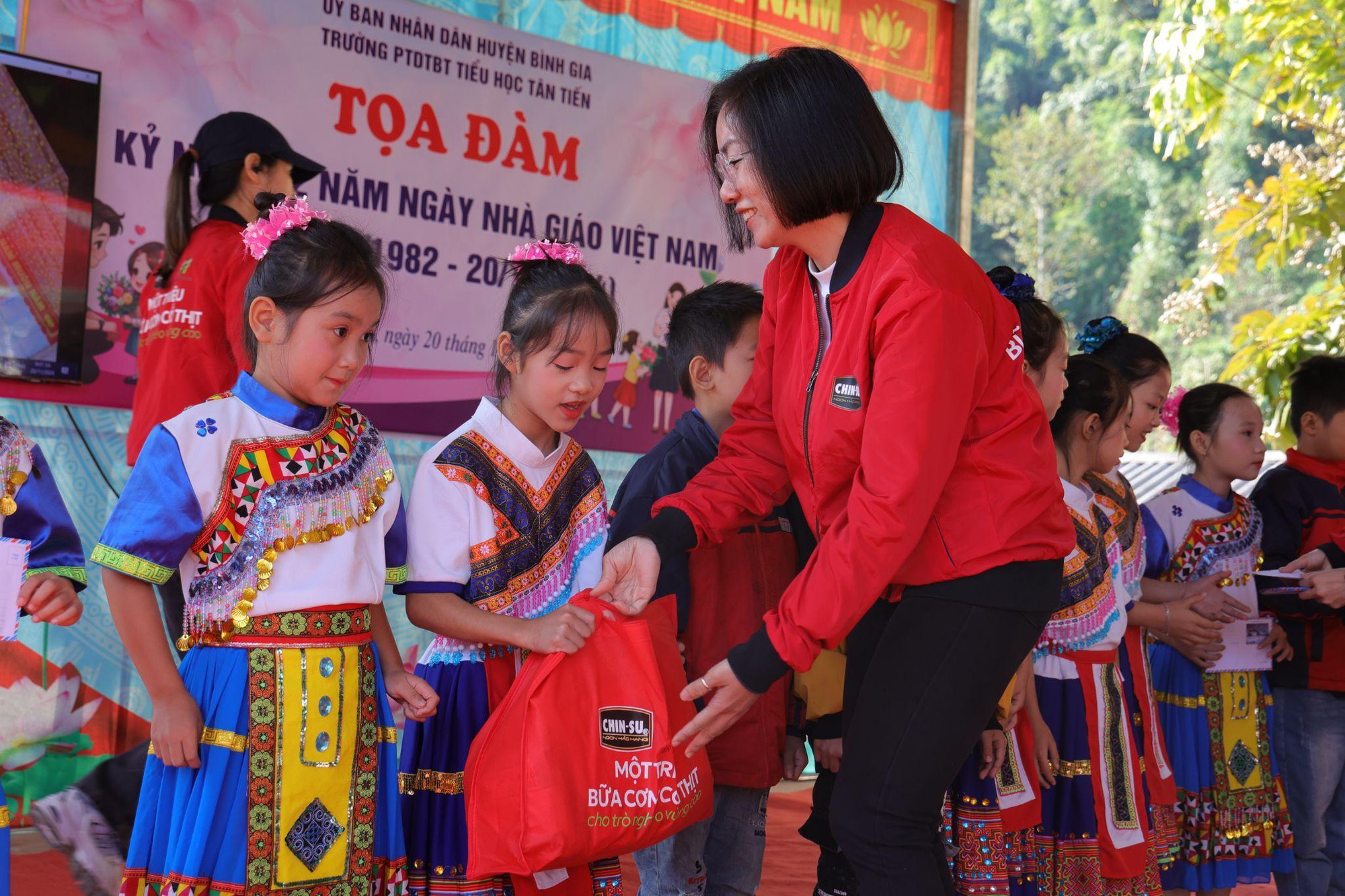 CHIN-SU mang chảo cơm có thịt đặc biệt lên vùng cao “tiếp sức học trò, tiếp lửa thầy cô” nhân dịp 20/11 - Ảnh 8.