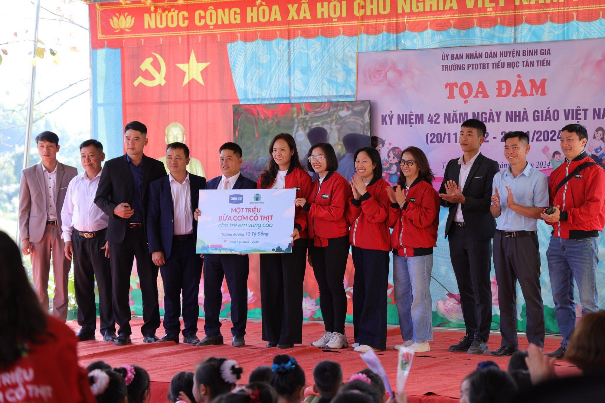 CHIN-SU mang chảo cơm có thịt đặc biệt lên vùng cao “tiếp sức học trò, tiếp lửa thầy cô” nhân dịp 20/11 - Ảnh 9.