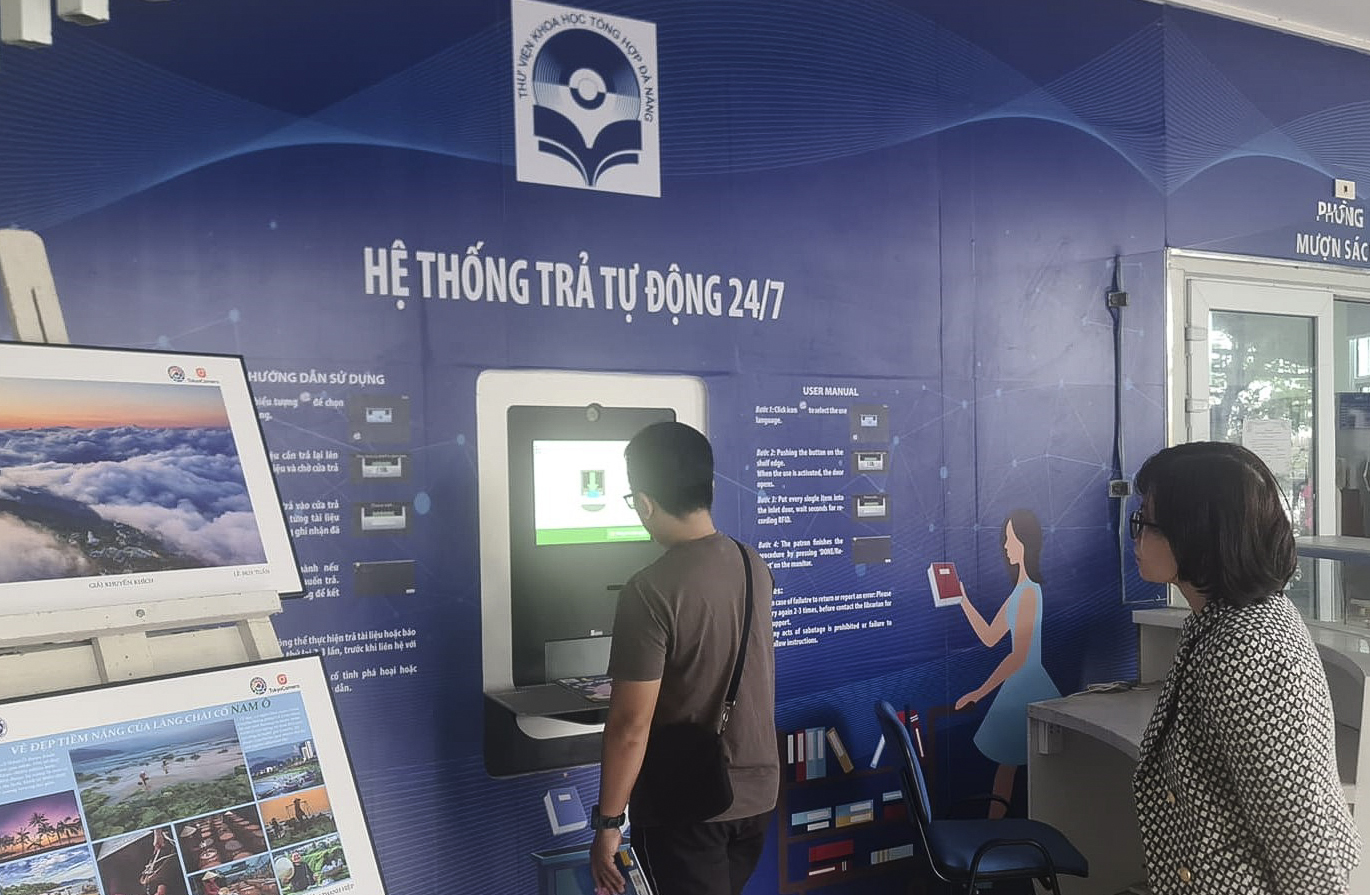 Efektivita automatického vracení knih 24 hodin denně, 7 dní v týdnu v knihovně všeobecné vědy v Da Nangu - Foto 1. Hiệu quả máy trả sách tự động 24/7 ở Thư viện khoa học tổng hợp Đà Nẵng - Ảnh 1.