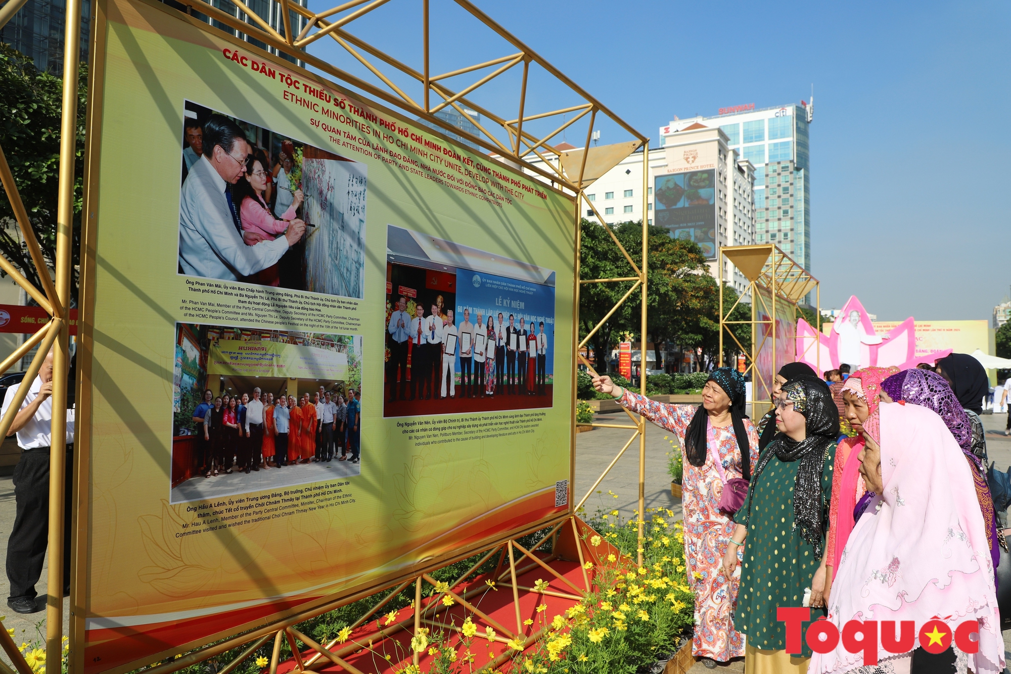 Etnische minderheden waren blij en ontroerd toen ze de fototentoonstelling over etnische minderheden bezochten - Foto 5. Đồng bào dân tộc thiểu số vui mừng, cảm động tới tham quan triển lãm hình ảnh về đồng bào các dân tộc - Ảnh 5.