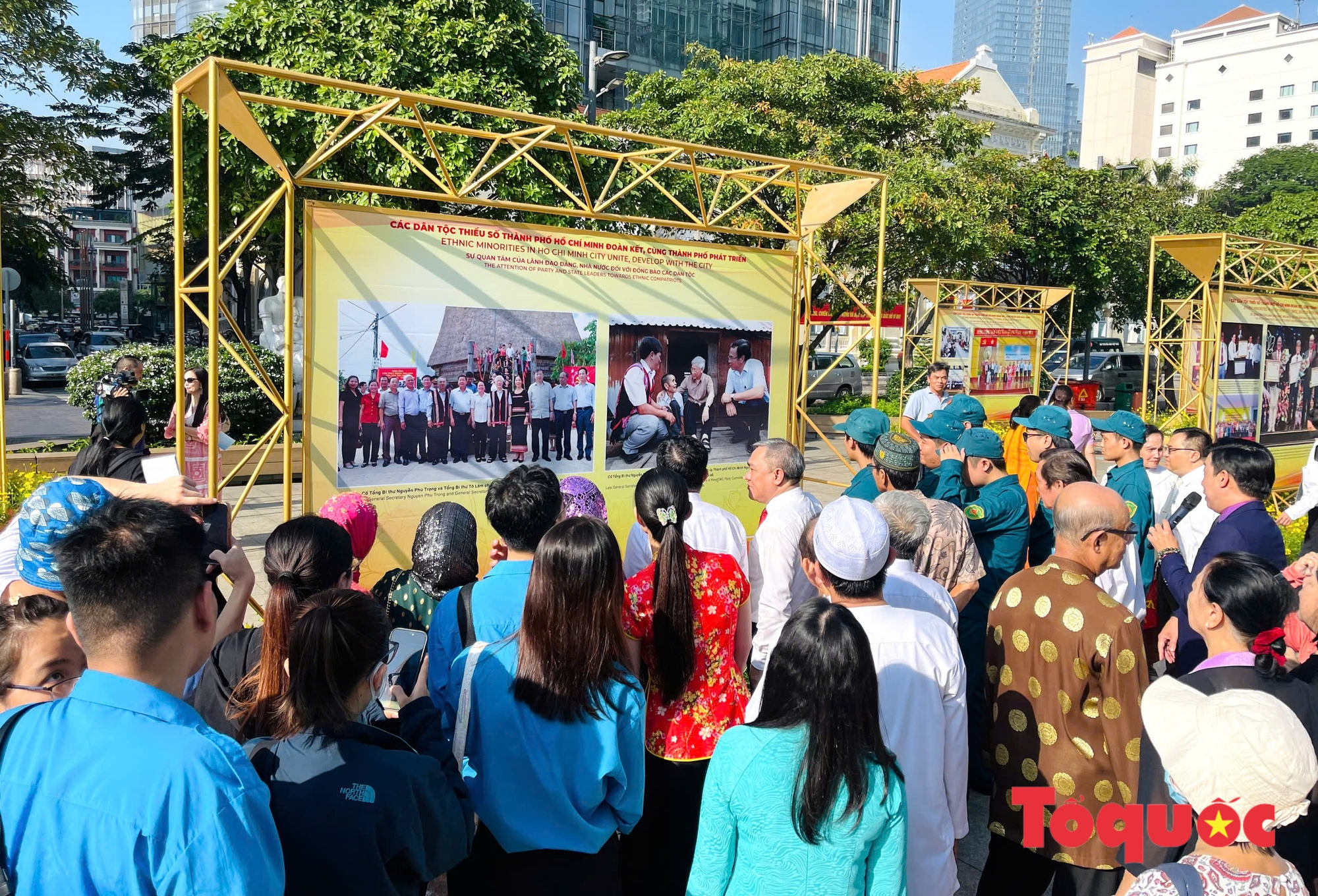 Etnische minderheden waren blij en ontroerd toen ze de fototentoonstelling over etnische minderheden bezochten - Foto 6. Đồng bào dân tộc thiểu số vui mừng, cảm động tới tham quan triển lãm hình ảnh về đồng bào các dân tộc - Ảnh 6.