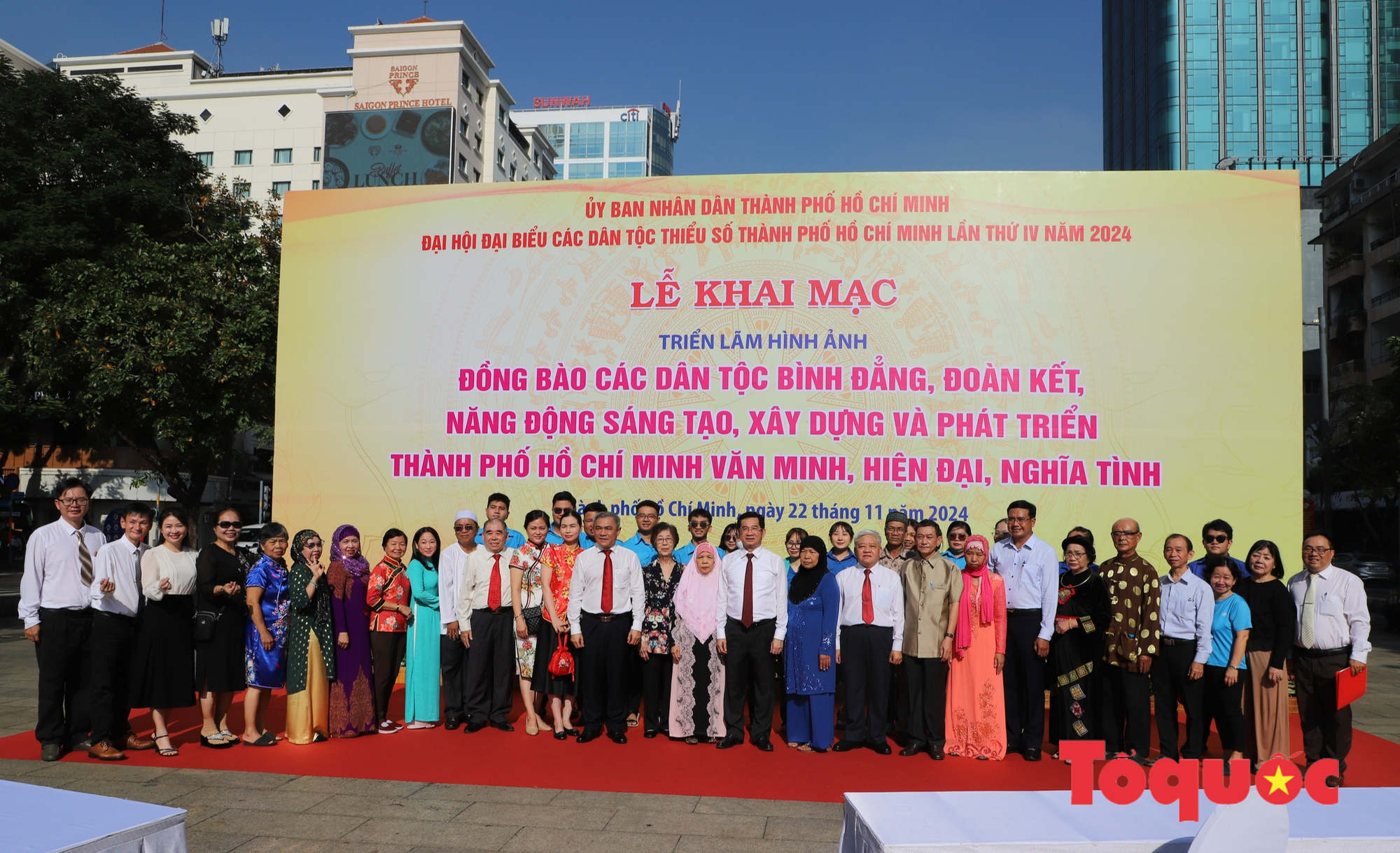 Etnische minderheden waren blij en ontroerd toen ze de fototentoonstelling over etnische minderheden bezochten - Foto 7. Đồng bào dân tộc thiểu số vui mừng, cảm động tới tham quan triển lãm hình ảnh về đồng bào các dân tộc - Ảnh 7.