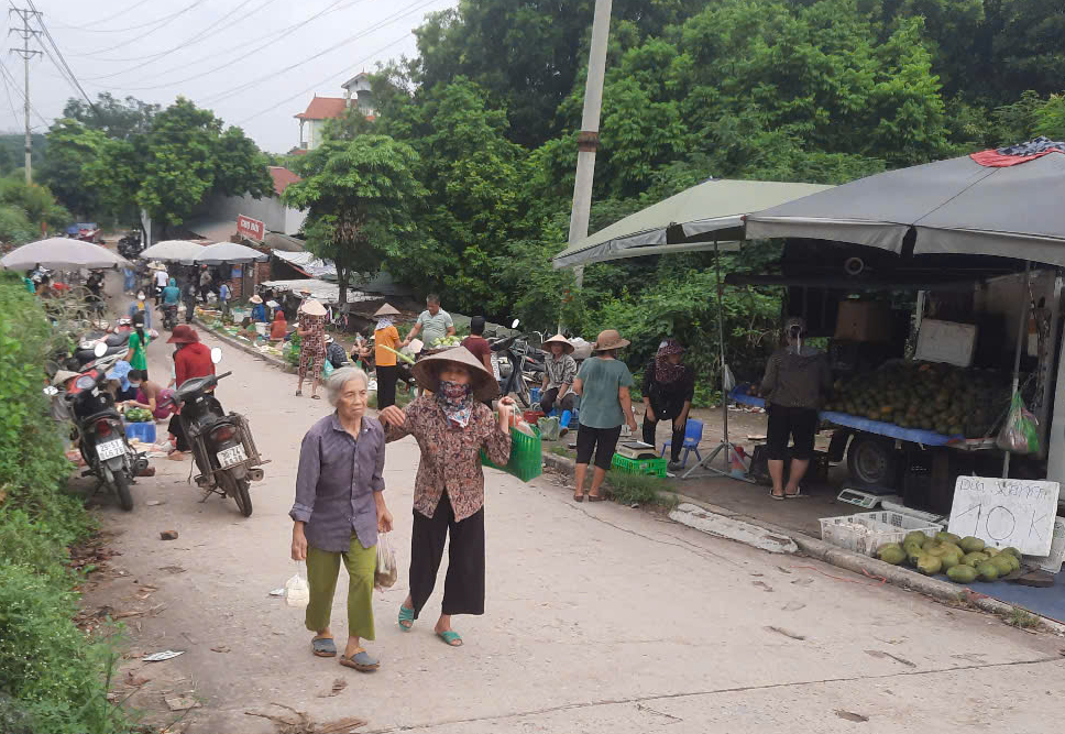 Hanoi halkı ve pazar kültürü: Bölüm 3 - Güzel anıları ve imgeleri koruyan pazar yerleri yaratmak - Fotoğraf 3. Người Hà Nội và văn hoá chợ: Bài 3 - Để chợ là nơi lưu giữ ký ức và hình ảnh đẹp - Ảnh 3.