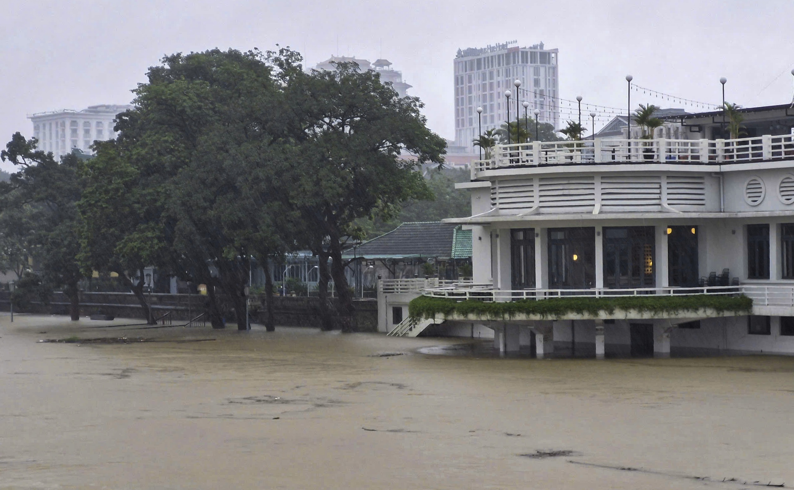 Người dân TP Huế chật vật trong ngày đầu tuần do mưa lớn, nhiều tuyến đường bị ngập - Ảnh 7.