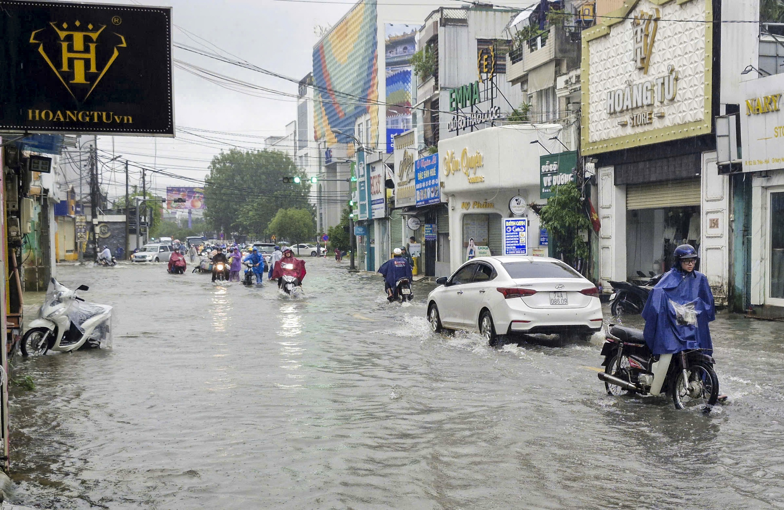 Người dân TP Huế chật vật trong ngày đầu tuần do mưa lớn, nhiều tuyến đường bị ngập - Ảnh 2.