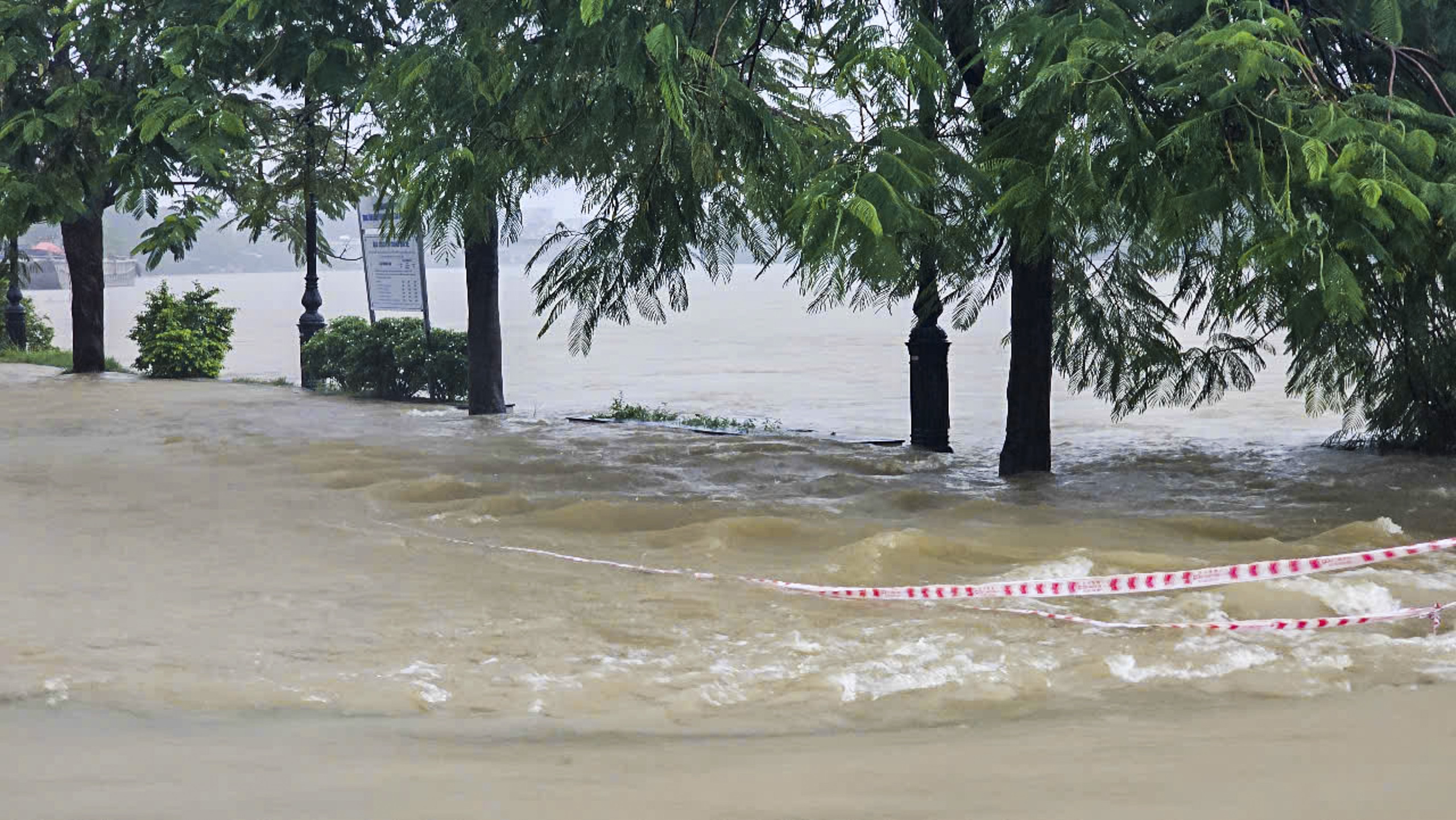 Người dân TP Huế chật vật trong ngày đầu tuần do mưa lớn, nhiều tuyến đường bị ngập - Ảnh 14.