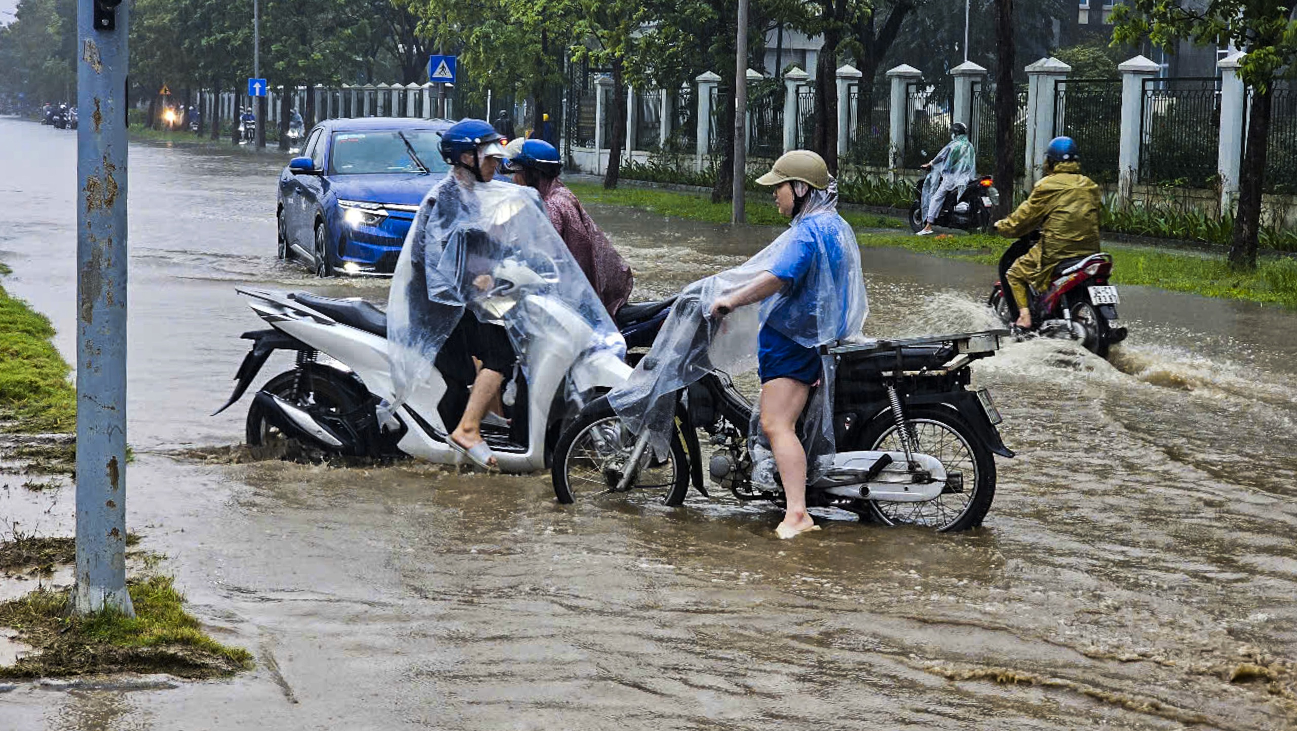 Người dân TP Huế chật vật trong ngày đầu tuần do mưa lớn, nhiều tuyến đường bị ngập - Ảnh 12.