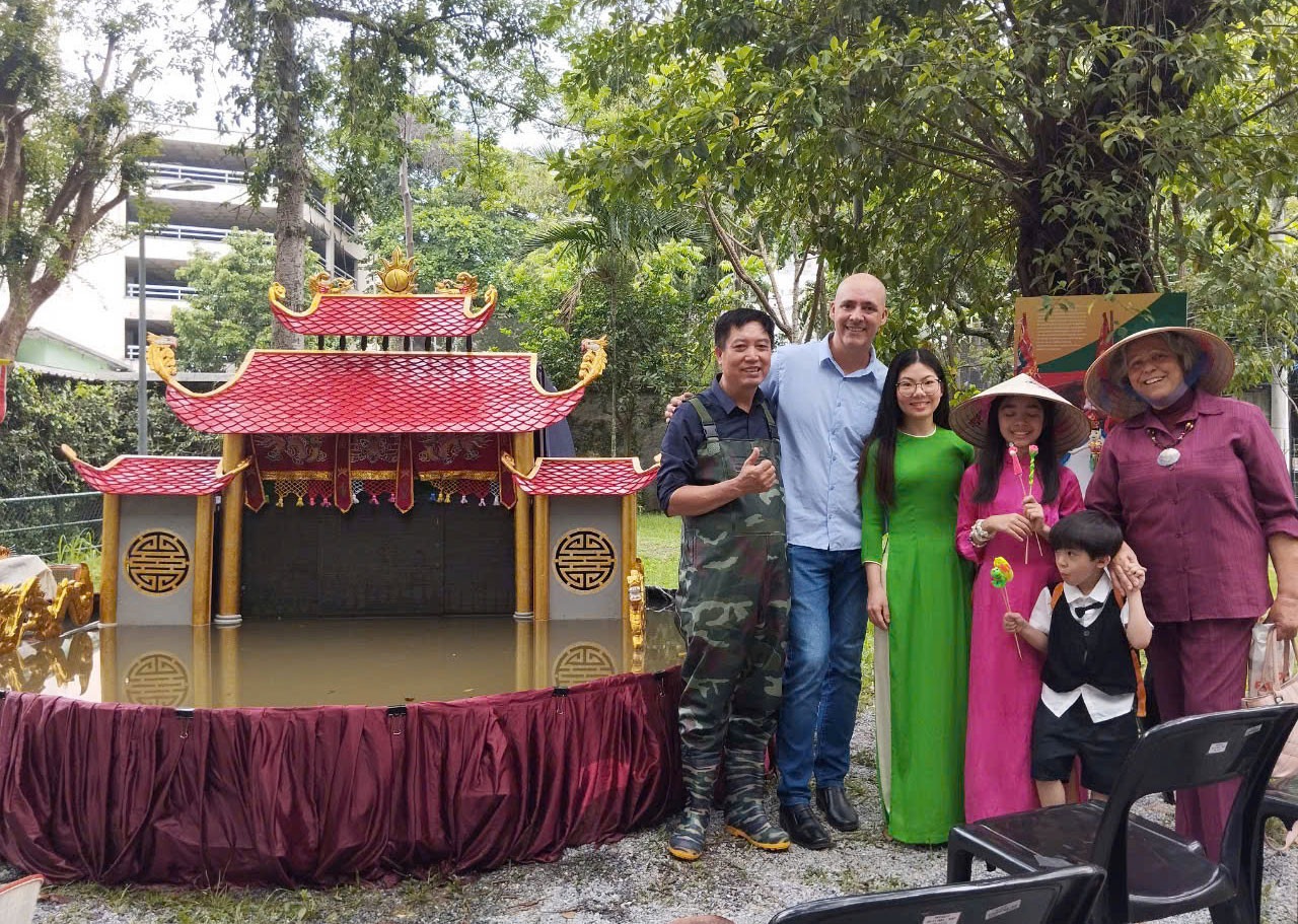 Nghệ sĩ Phan Thanh Liêm: Quảng bá đất nước Việt Nam giàu bản sắc qua rối nước - Ảnh 2. Nghệ sĩ Phan Thanh Liêm: Quảng bá đất nước Việt Nam giàu bản sắc qua rối nước - Ảnh 2.