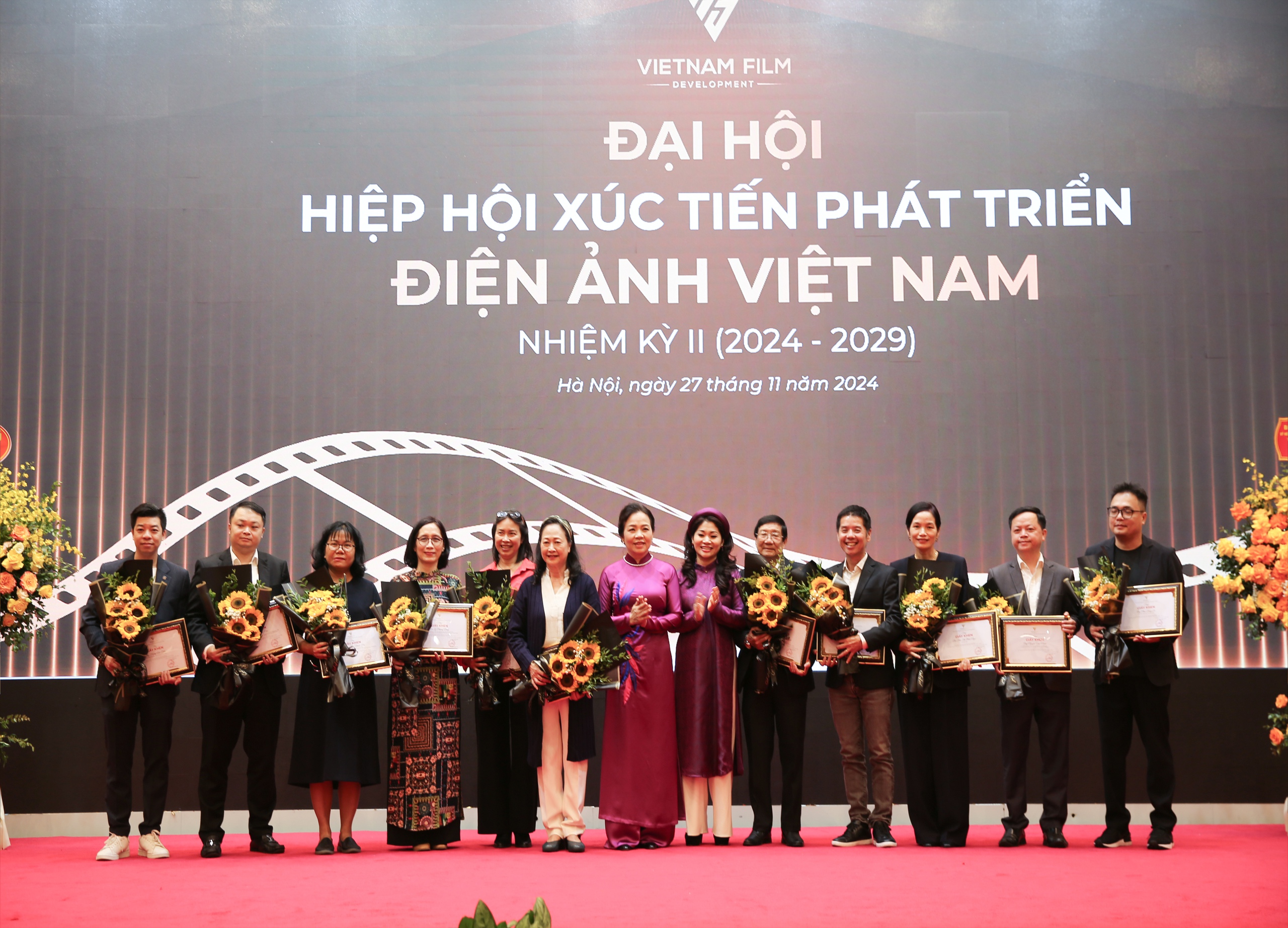 응오 푸옹 란 박사는 베트남 영화 진흥 및 개발 협회 회장으로 선출되었습니다. - 사진 7. TS Ngô Phương Lan tiếp tục được bầu làm Chủ tịch Hiệp hội Xúc tiến phát triển Điện ảnh Việt Nam - Ảnh 7.