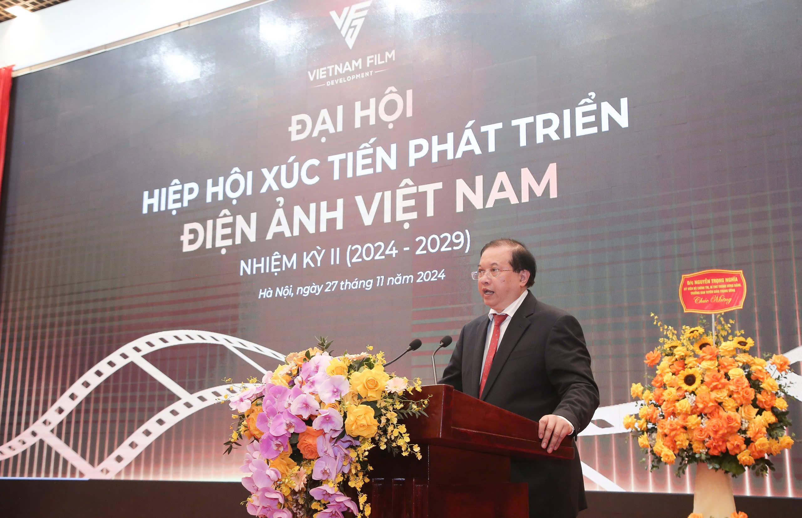응오 푸옹 란 박사는 베트남 영화 진흥 및 개발 협회 회장으로 선출되었습니다. - 사진 5. TS Ngô Phương Lan tiếp tục được bầu làm Chủ tịch Hiệp hội Xúc tiến phát triển Điện ảnh Việt Nam - Ảnh 5.
