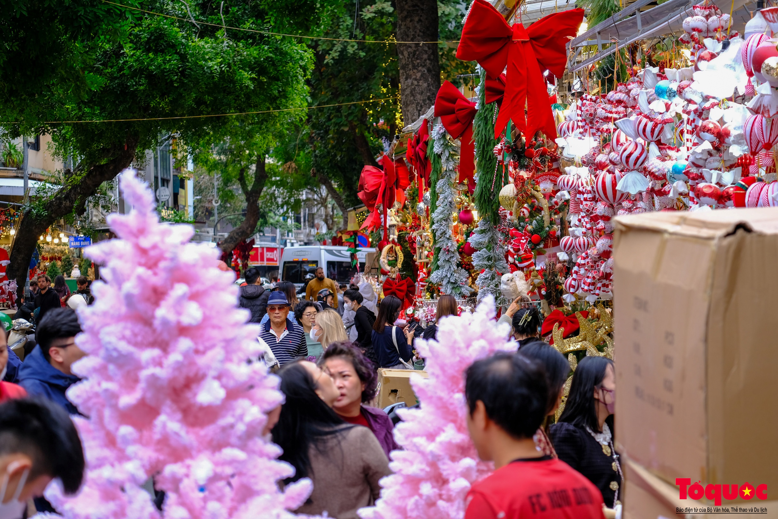 Du khách nước ngoài thích thú trải nghiệm sắc màu Noel trên phố Hàng Mã - Ảnh 4.