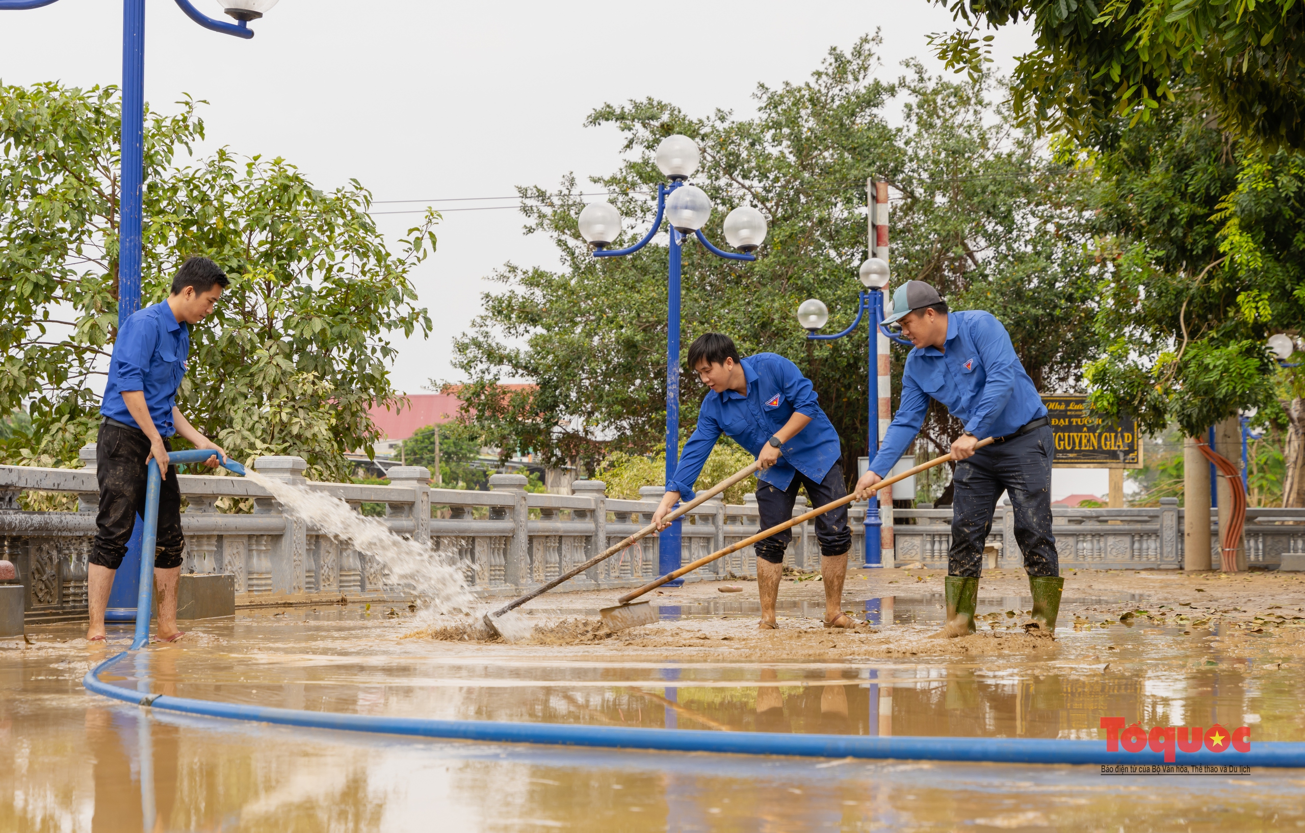 Tổng lực dọn vệ sinh sau lũ ở Quảng Bình - Ảnh 13.