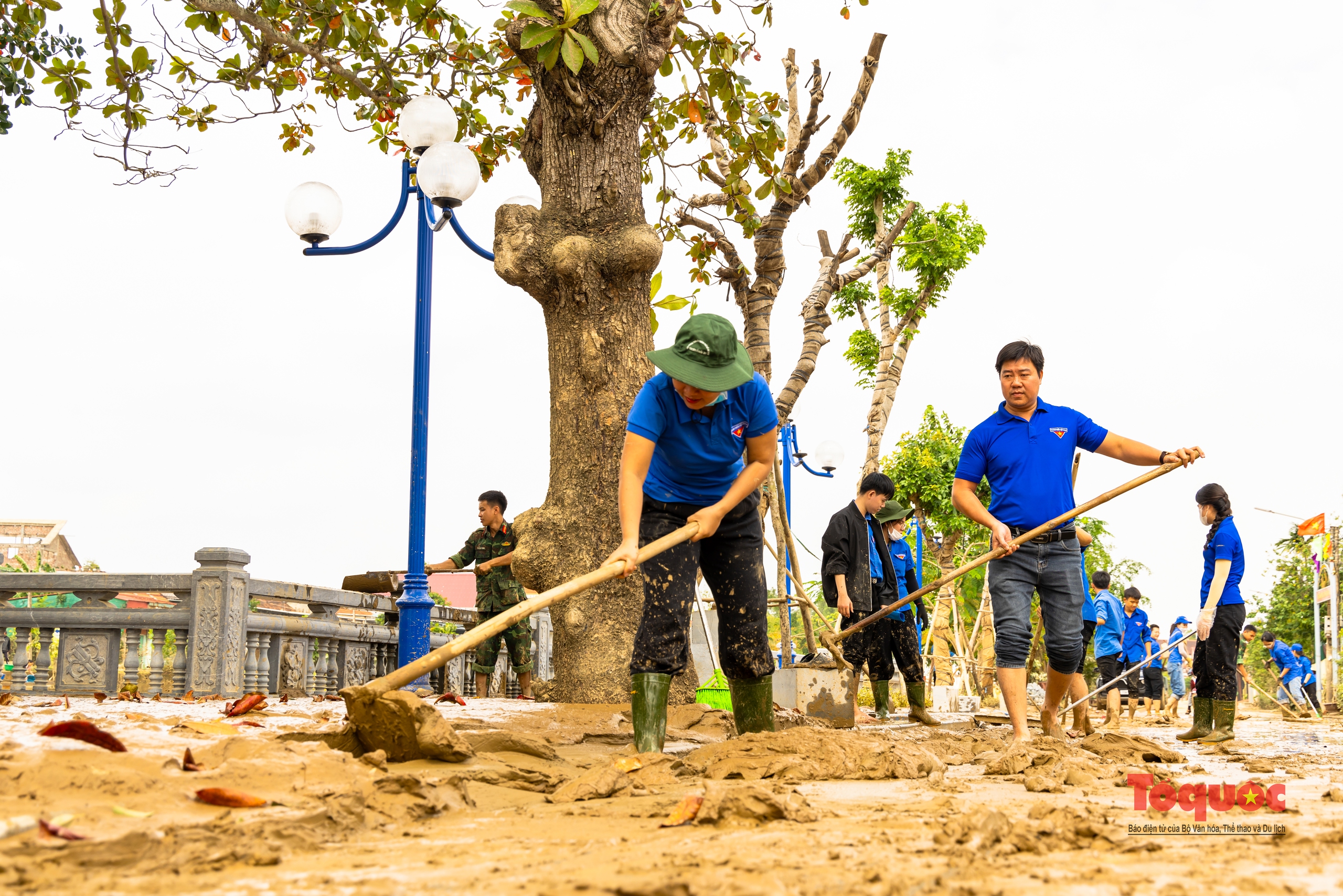 Tổng lực dọn vệ sinh sau lũ ở Quảng Bình - Ảnh 10.