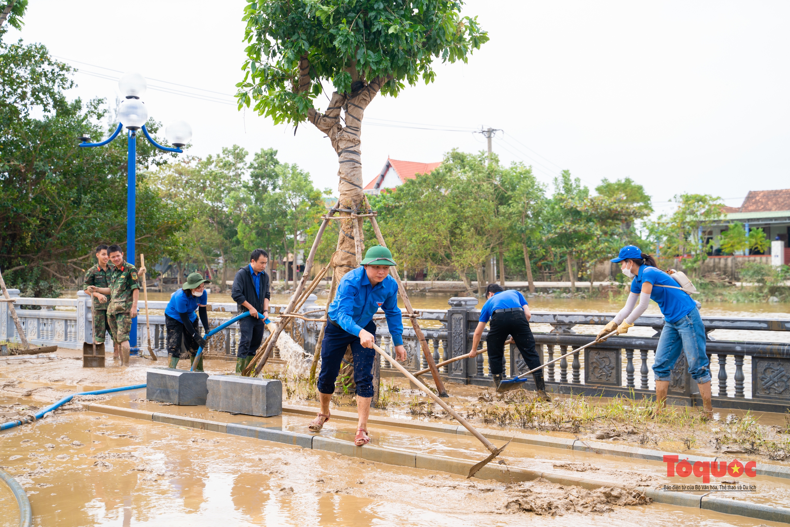 Tổng lực dọn vệ sinh sau lũ ở Quảng Bình - Ảnh 14.