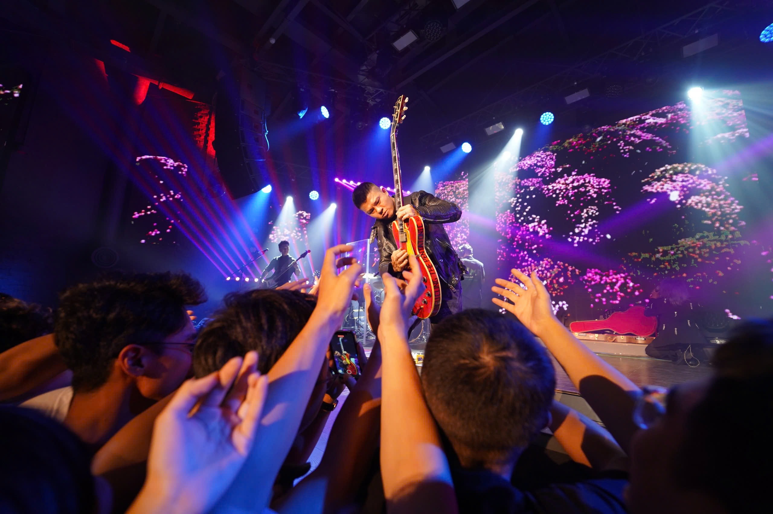Ngu Cung lleva a Co Doi Thuong Ngan y Son Doong a la música Rock - Foto 3. Ngũ Cung đưa Cô đôi Thượng Ngàn, Sơn Đoòng vào nhạc Rock - Ảnh 3.