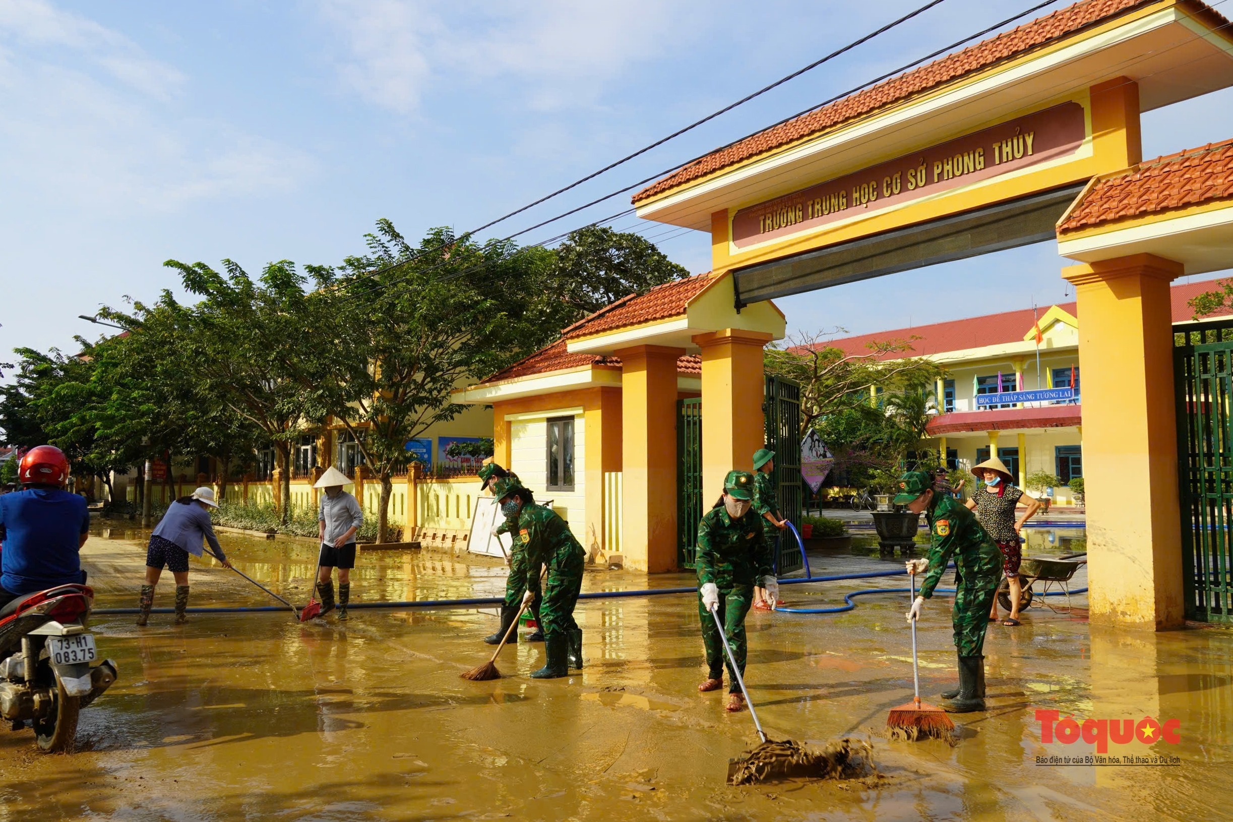 Tổng lực dọn vệ sinh sau lũ ở Quảng Bình - Ảnh 8.