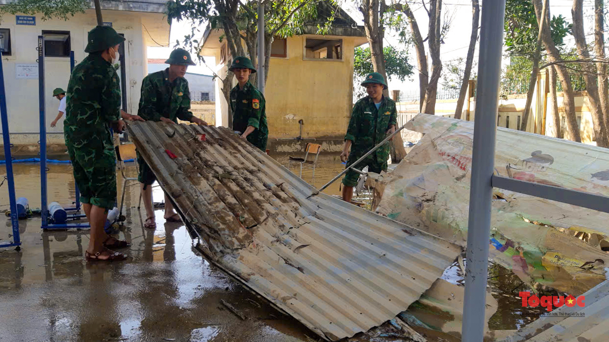 Tổng lực dọn vệ sinh sau lũ ở Quảng Bình - Ảnh 20.