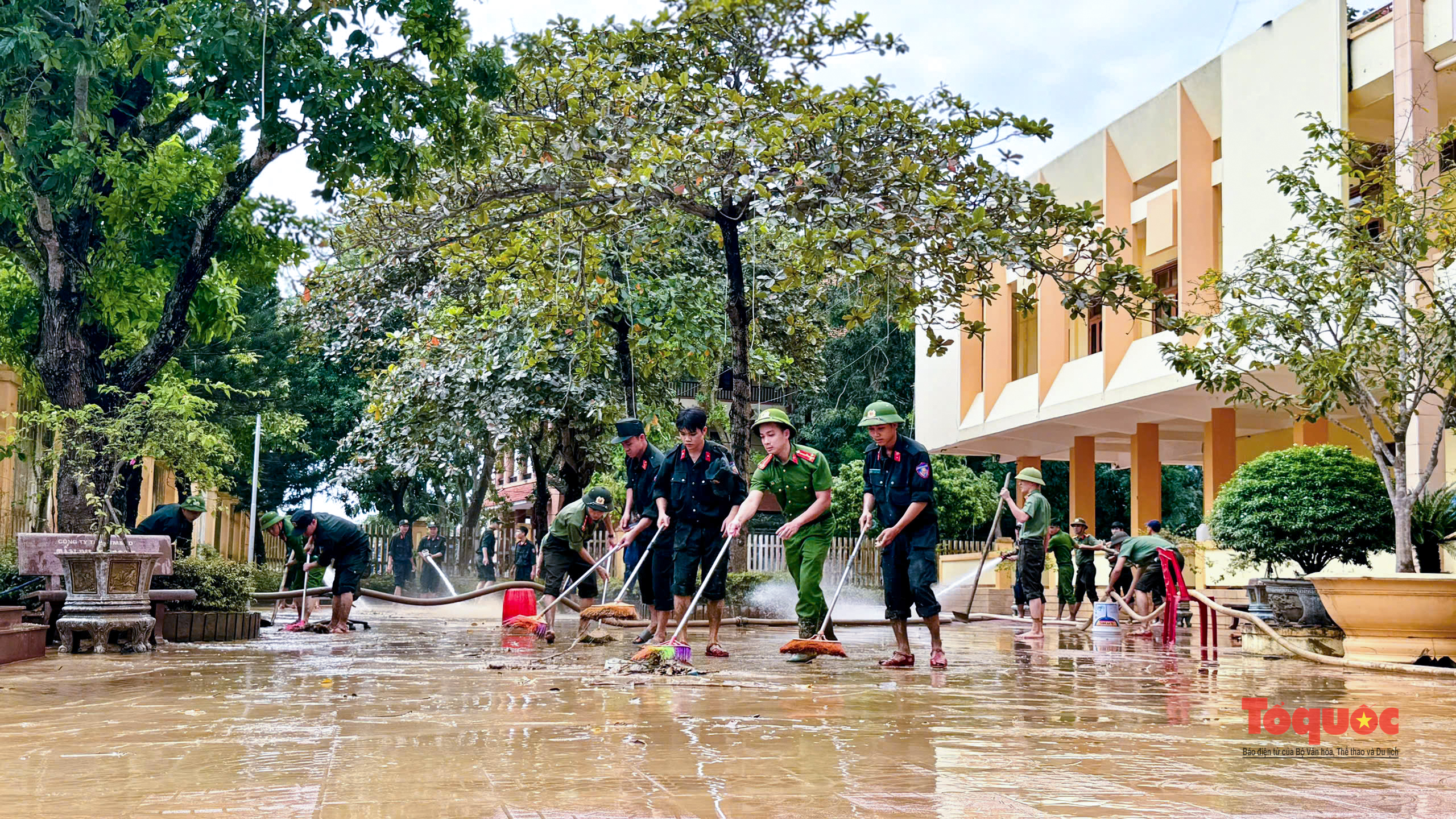 Tổng lực dọn vệ sinh sau lũ ở Quảng Bình - Ảnh 6.