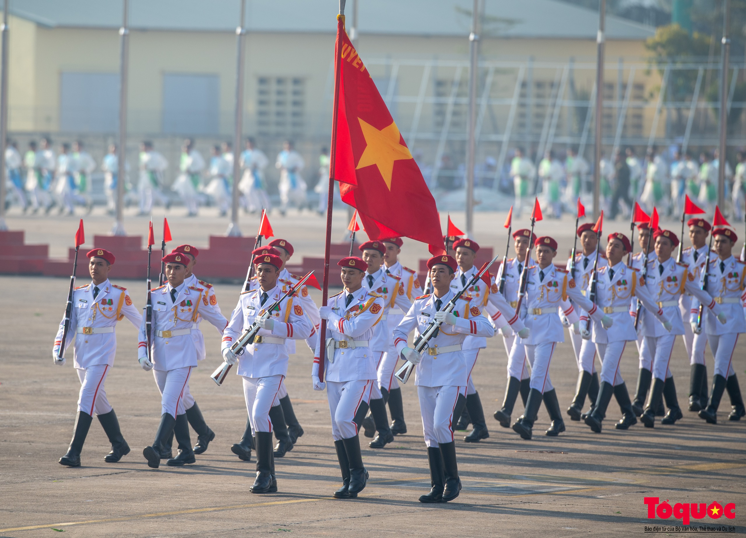 Người dân thủ đô đổ ra đường xem tiêm kích Su-30MK2, trực thăng Mi luyện tập - Ảnh 15.