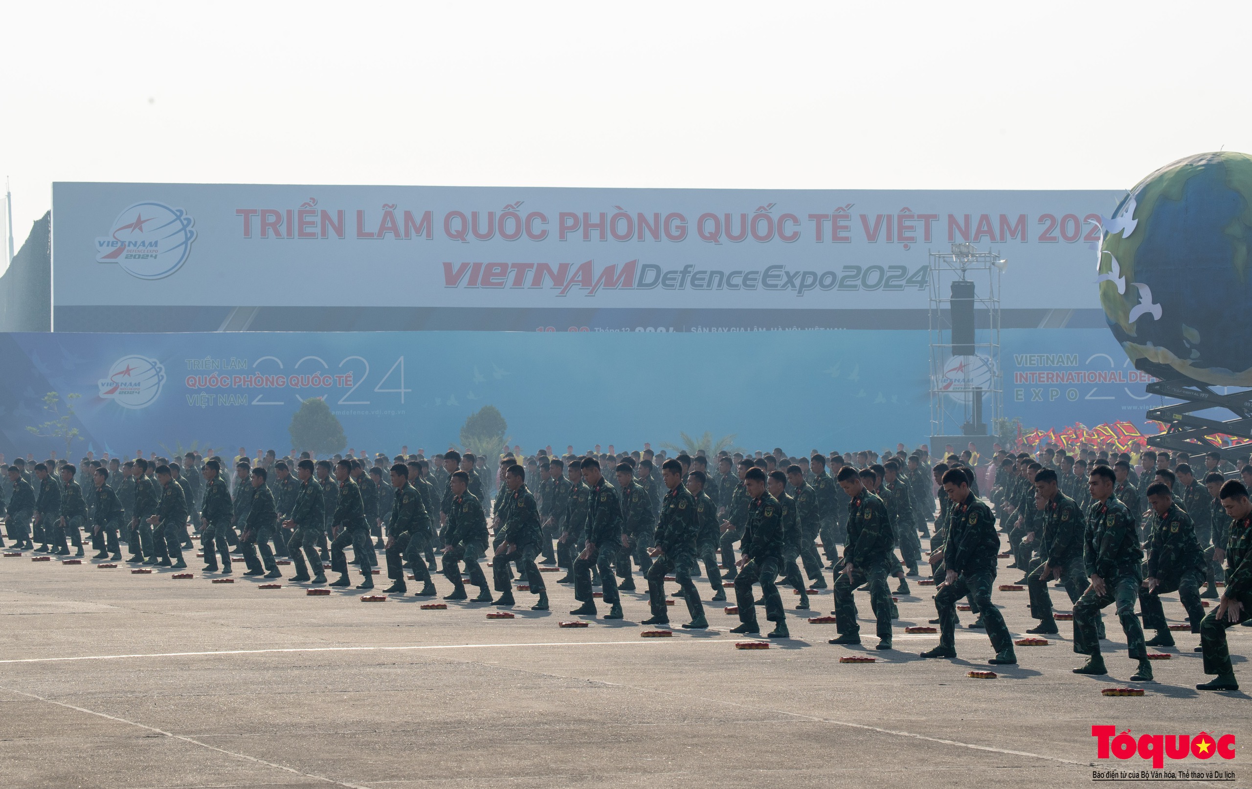 Người dân thủ đô đổ ra đường xem tiêm kích Su-30MK2, trực thăng Mi luyện tập - Ảnh 13.