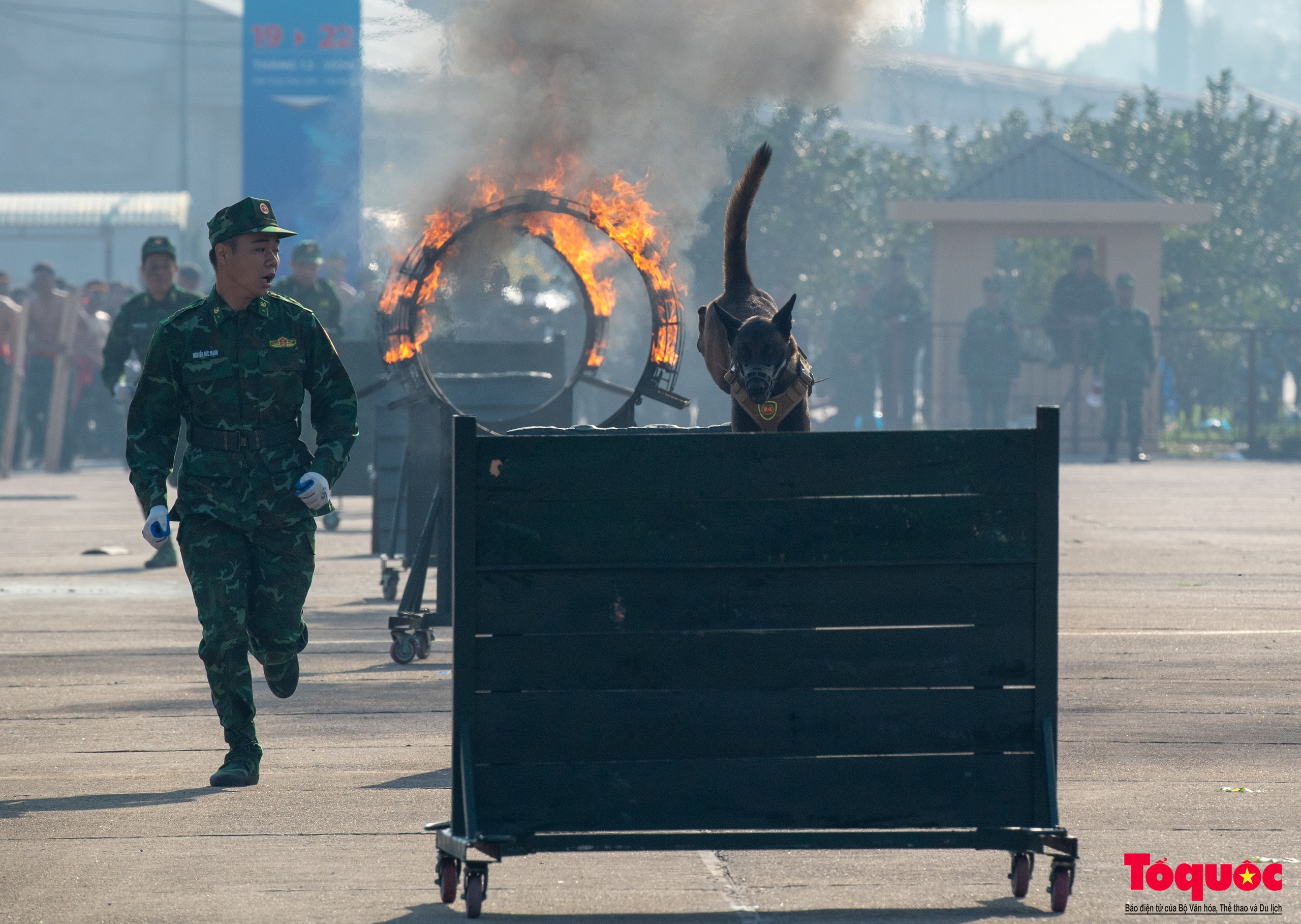 Người dân thủ đô đổ ra đường xem tiêm kích Su-30MK2, trực thăng Mi luyện tập - Ảnh 16.