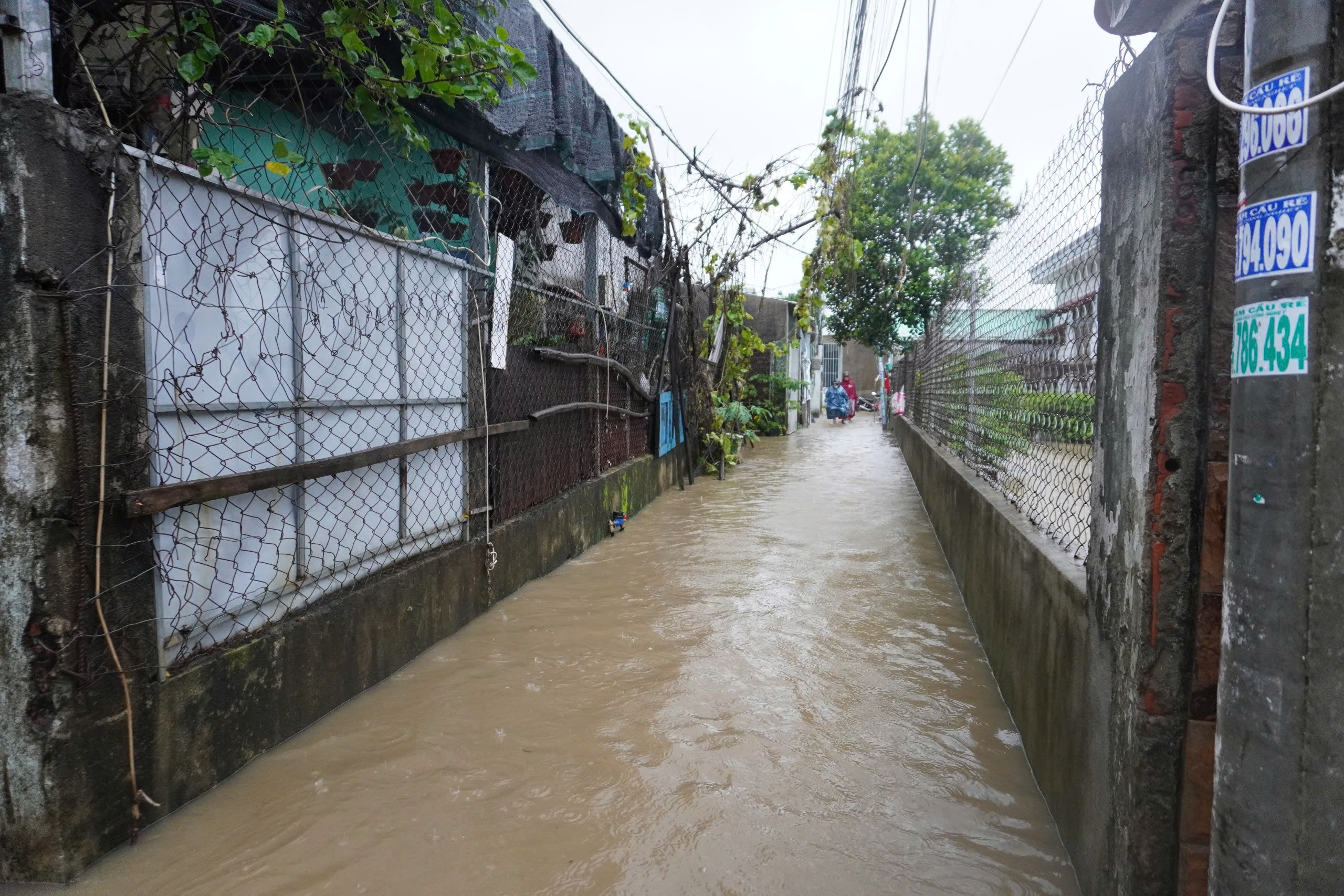 Mưa lớn kéo dài, người dân vùng “rốn lũ” tất bật đi sơ tán - Ảnh 2.