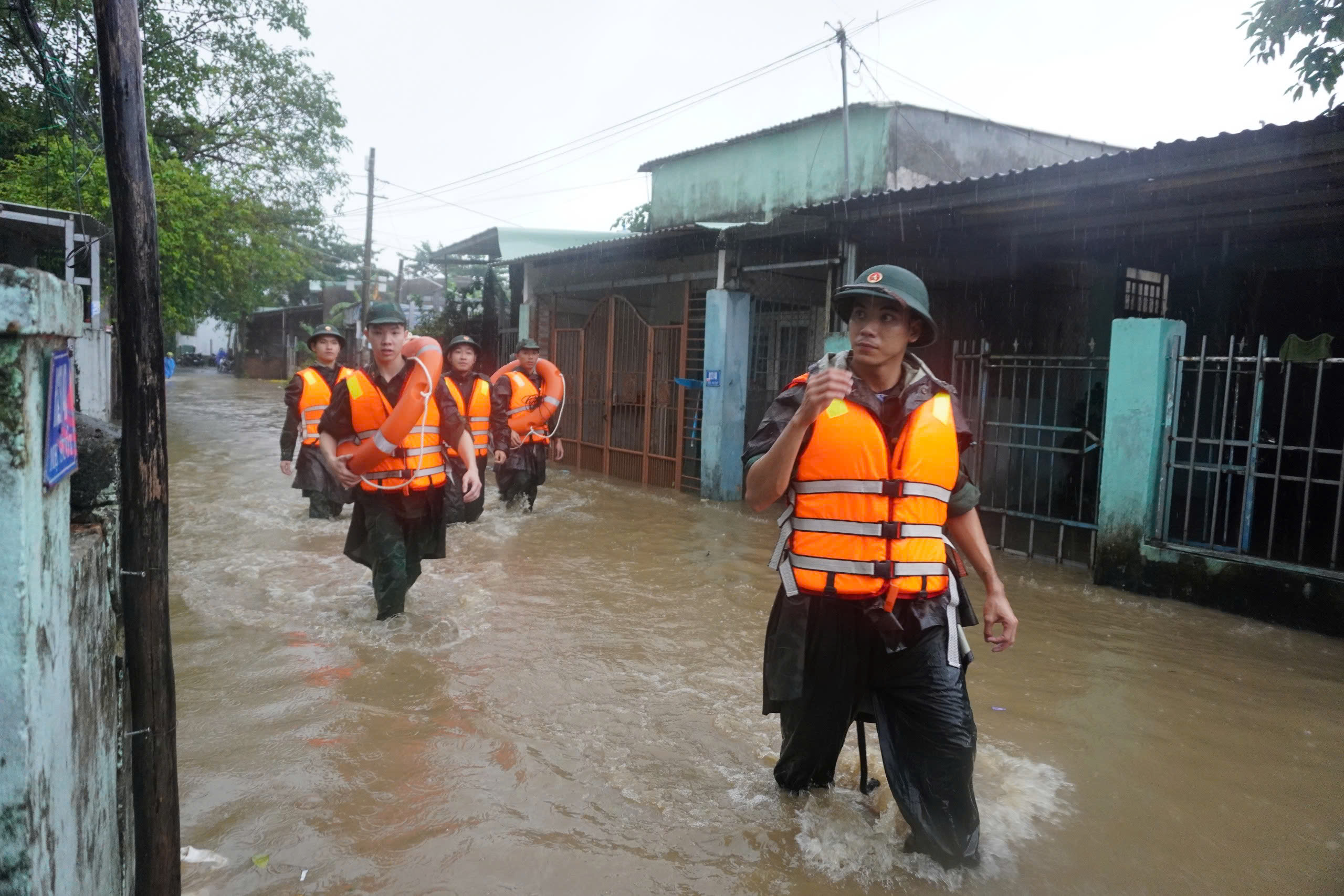 Mưa lớn kéo dài, người dân vùng “rốn lũ” tất bật đi sơ tán - Ảnh 7.