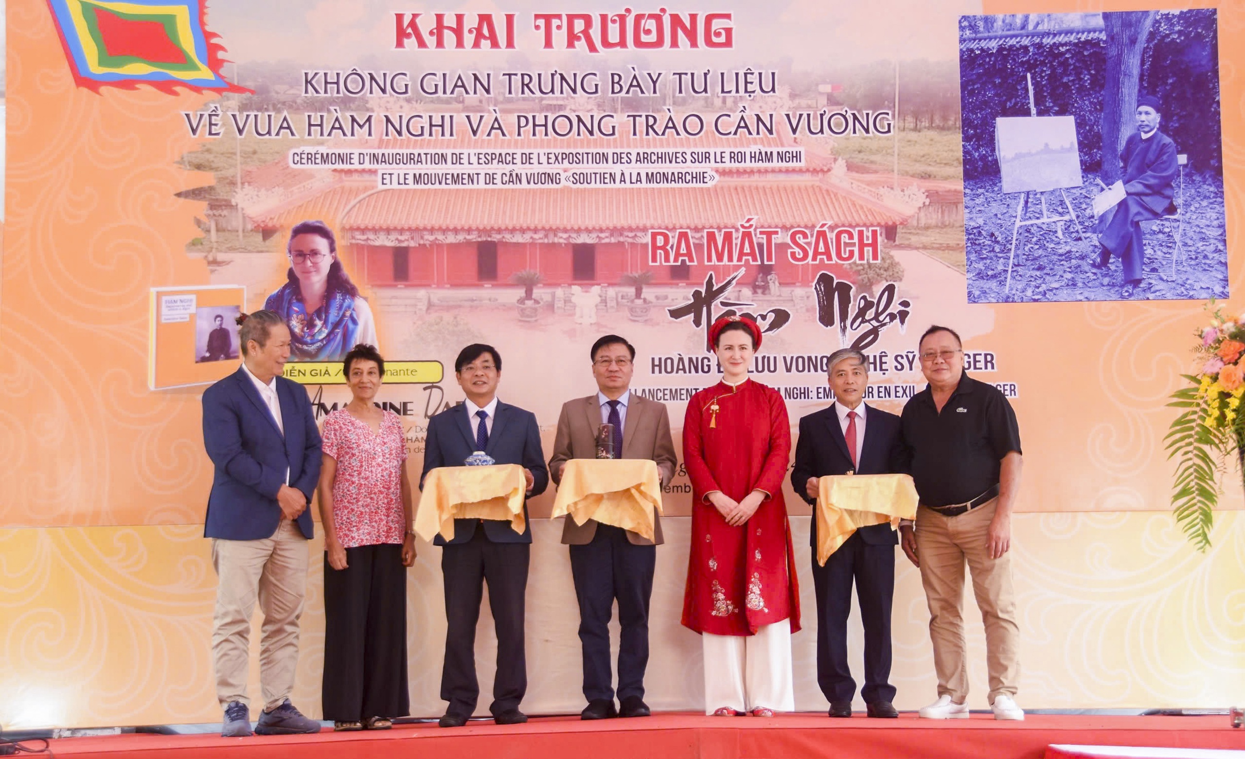 Menerima artifak tentang Raja Ham Nghi untuk dipamerkan di tempat di mana Edik Can Vuong dikeluarkan - Foto 1. Tiếp nhận các hiện vật về vua Hàm Nghi phục vụ trưng bày tại nơi từng ban Dụ Cần Vương - Ảnh 1.