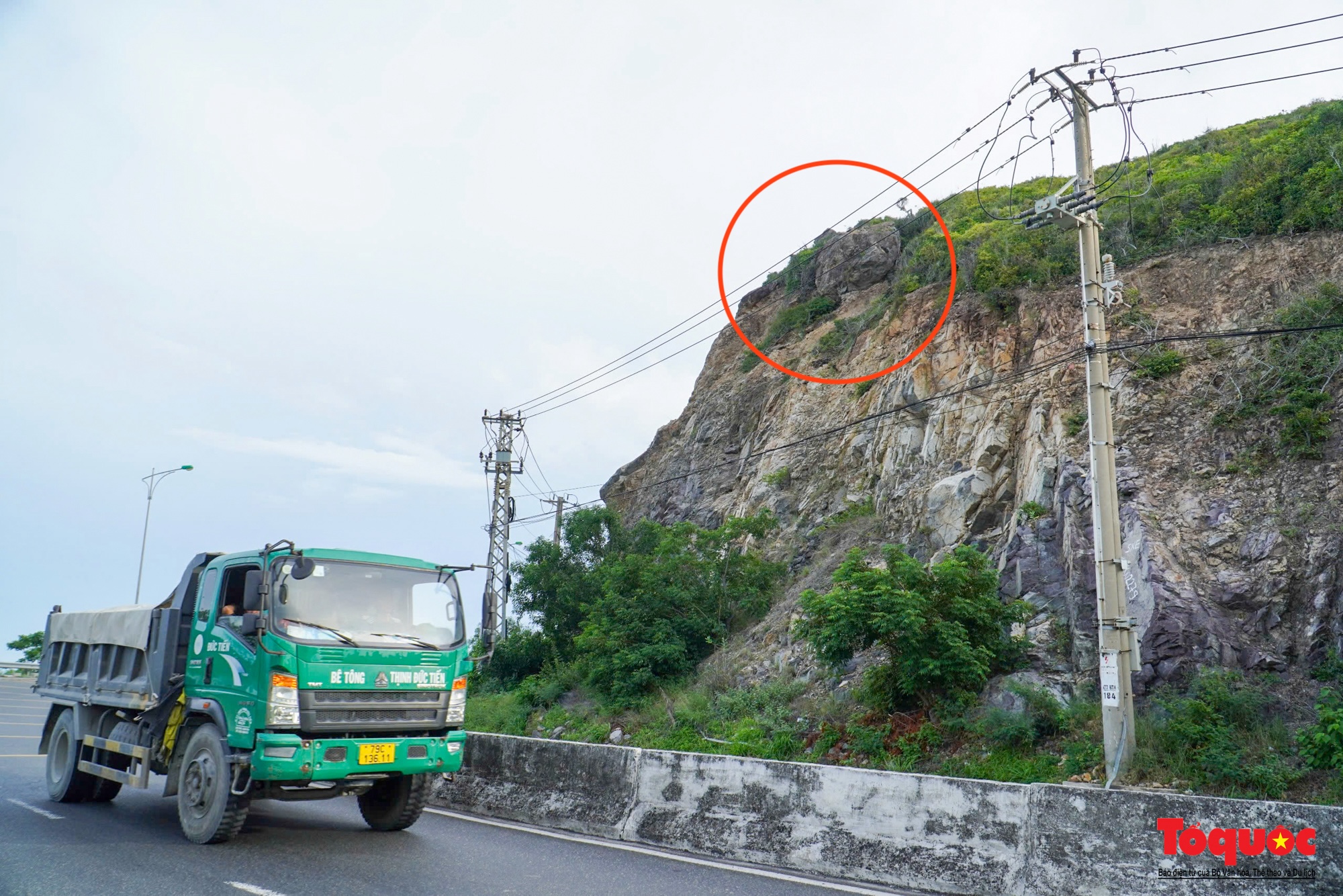 Khối đá hàng chục tấn &quot;chênh vênh&quot; trên đường đi sân bay Cam Ranh - Ảnh 5.