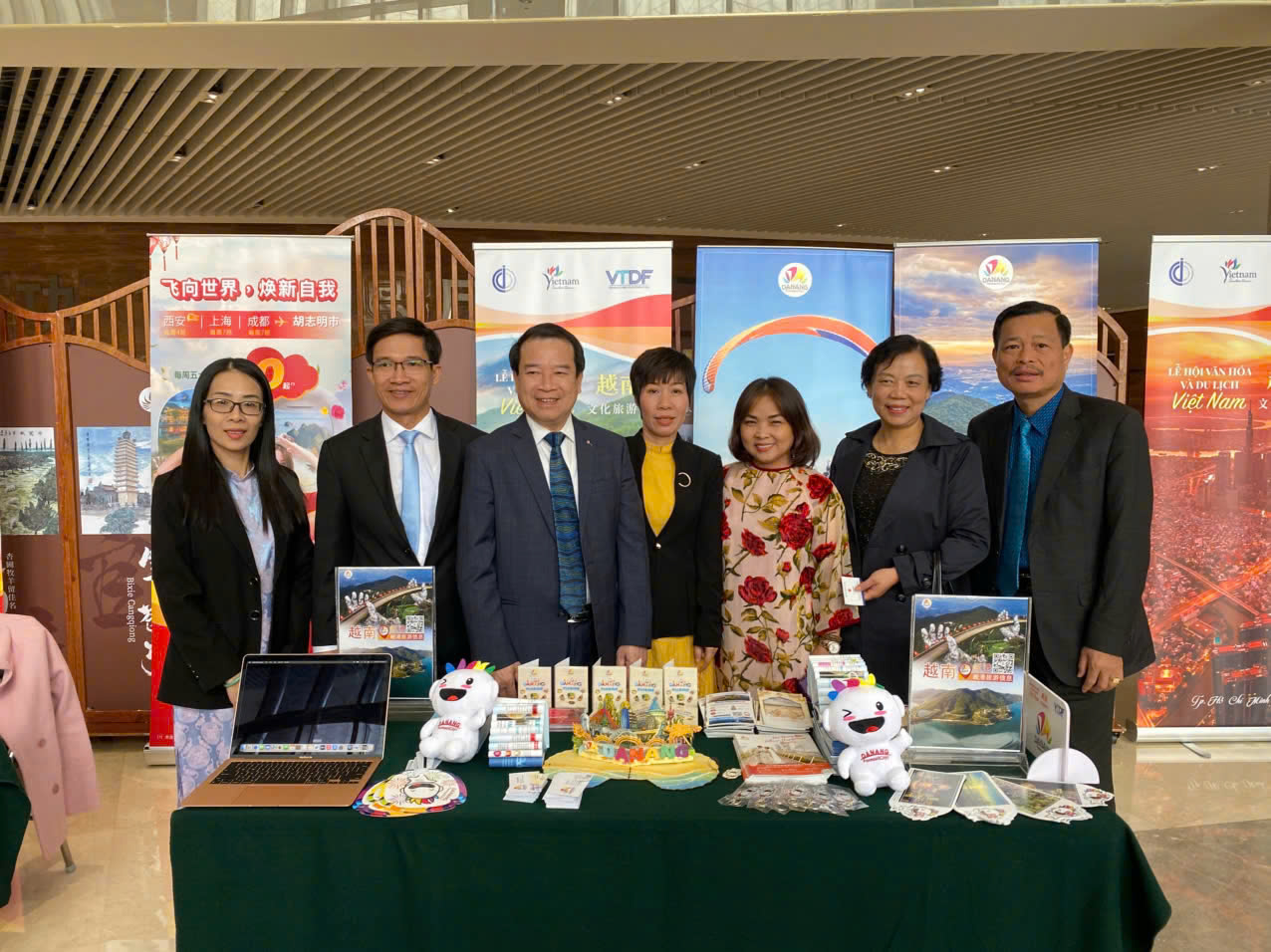 Da Nang ផ្សព្វផ្សាយនិងណែនាំវិស័យទេសចរណ៍ក្នុងទីក្រុង Kunming និង Chongqing (ប្រទេសចិន) - រូបថត ១. Đà Nẵng quảng bá, giới thiệu du lịch tại Côn Minh và Trùng Khánh (Trung Quốc) - Ảnh 1.