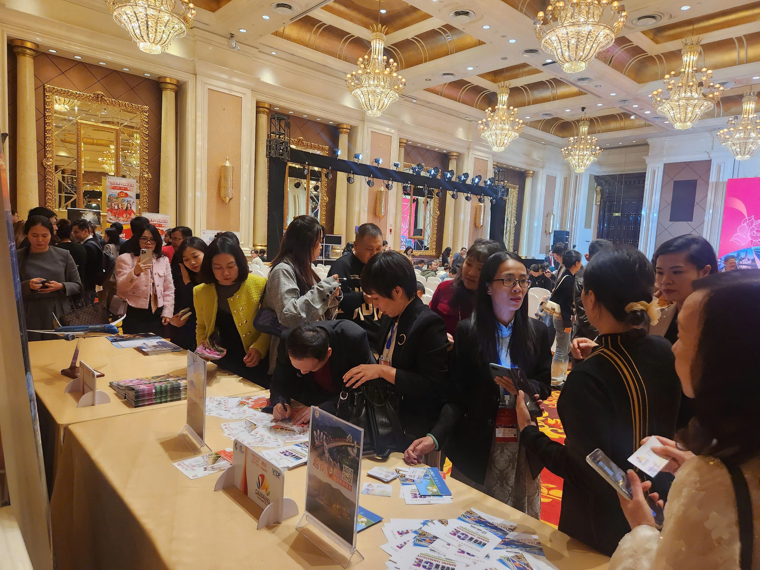 ទីក្រុង Da Nang ផ្សព្វផ្សាយ និងណែនាំអំពីវិស័យទេសចរណ៍នៅទីក្រុង Kunming និង Chongqing (ប្រទេសចិន) - រូបថត ២. Đà Nẵng quảng bá, giới thiệu du lịch tại Côn Minh và Trùng Khánh (Trung Quốc) - Ảnh 2.