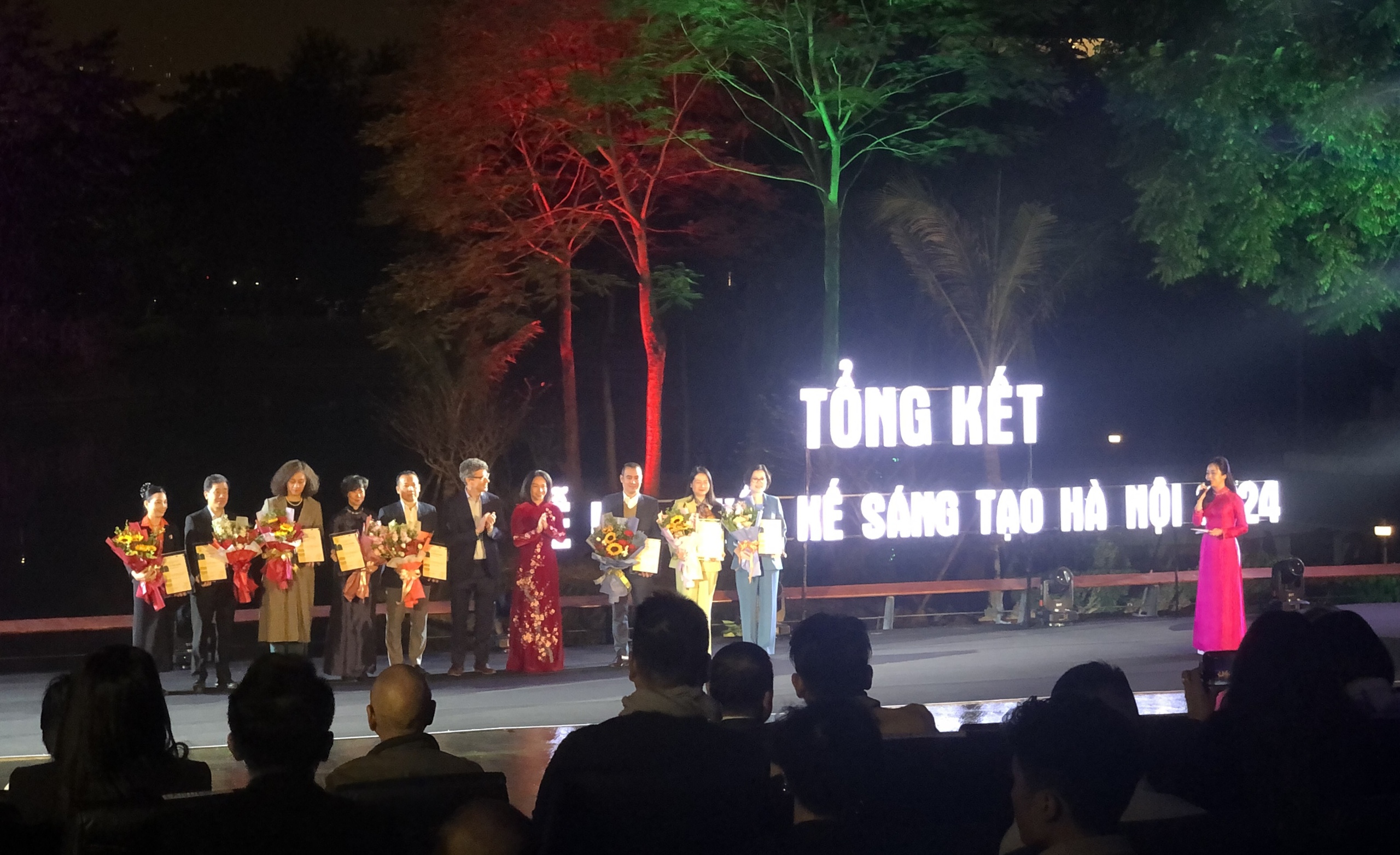 হ্যানয় ক্রিয়েটিভ ডিজাইন ফেস্টিভ্যাল ২০২৪ – রাজধানীর সৃজনশীল যাত্রায় একটি চিত্তাকর্ষক মাইলফলক - ছবি ১। Lễ hội thiết kế sáng tạo Hà Nội 2024 – cột mốc ấn tượng trên hành trình sáng tạo của thủ đô - Ảnh 1.