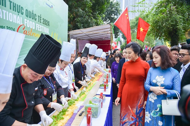 Liên hoan Ẩm thực Quốc tế hấp dẫn với loạt hoạt động thú vị, thu hút hàng ngàn lượt khách tham quan - Ảnh 3.