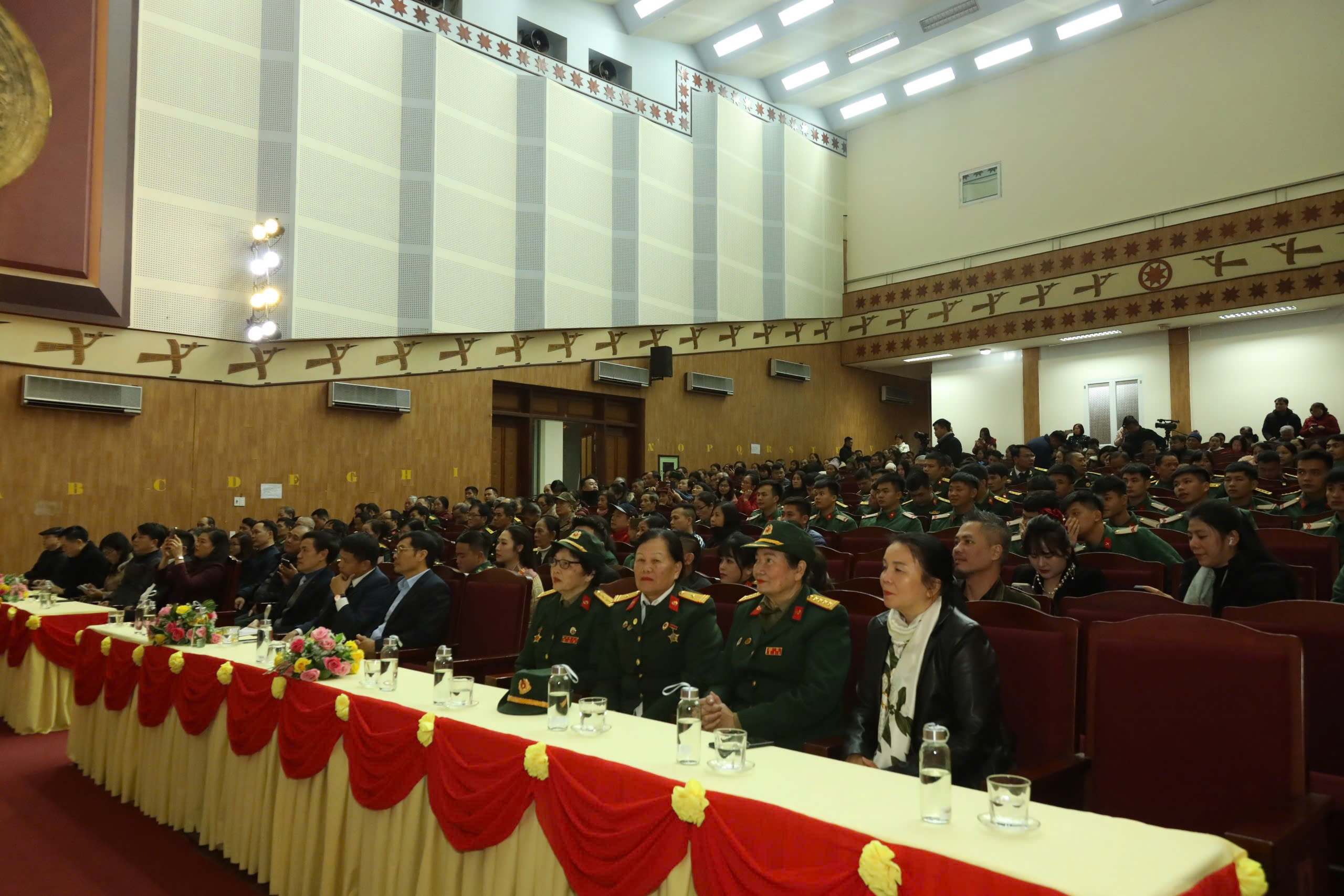 ពិធីបើកសប្តាហ៍ភាពយន្ត ដើម្បីអបអរសាទរខួបលើកទី ៨០ នៃការបង្កើតកងទ័ពប្រជាជនវៀតណាម - រូបថត ៤. Khai mạc Tuần phim Kỷ niệm 80 năm Ngày thành lập Quân đội nhân dân Việt Nam - Ảnh 4.