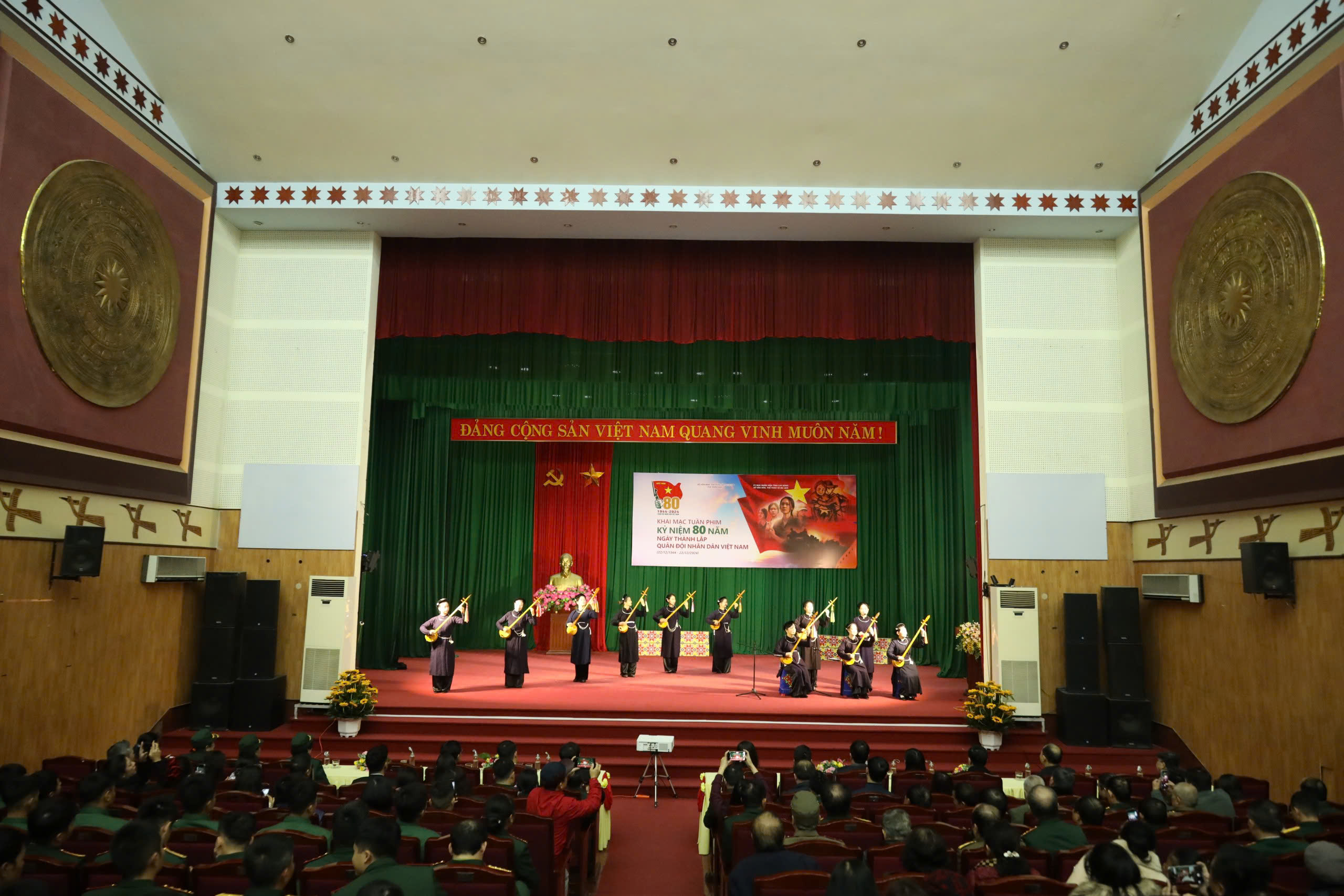 ពិធីបើកសប្តាហ៍ភាពយន្ត ដើម្បីអបអរសាទរខួបលើកទី ៨០ នៃការបង្កើតកងទ័ពប្រជាជនវៀតណាម - រូបថត ២. Khai mạc Tuần phim Kỷ niệm 80 năm Ngày thành lập Quân đội nhân dân Việt Nam - Ảnh 2.