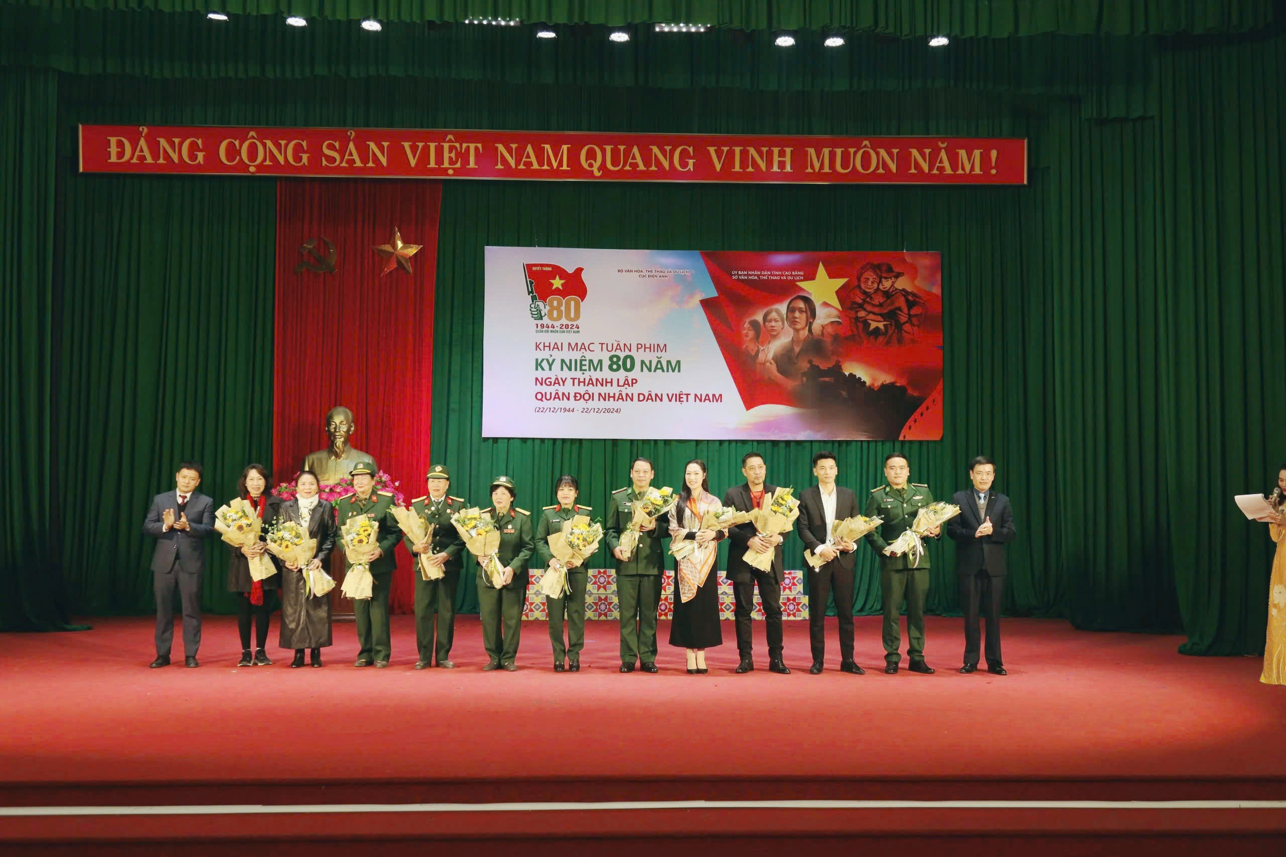 ពិធីបើកសប្តាហ៍ភាពយន្ត ដើម្បីអបអរសាទរខួបលើកទី ៨០ នៃការបង្កើតកងទ័ពប្រជាជនវៀតណាម - រូបថត ១. Khai mạc Tuần phim Kỷ niệm 80 năm Ngày thành lập Quân đội nhân dân Việt Nam - Ảnh 1.
